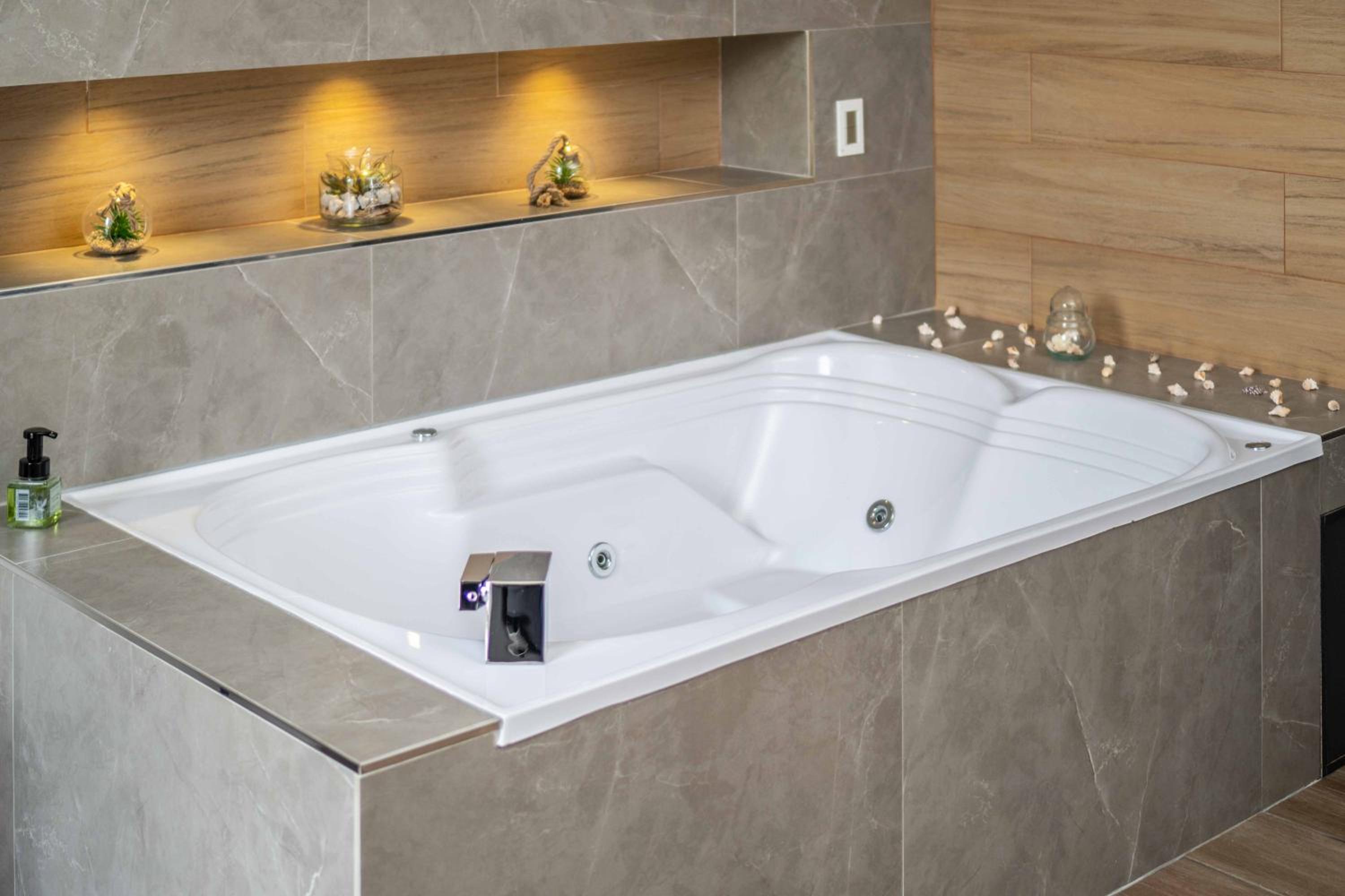 Suite with Hot Tub photo 2