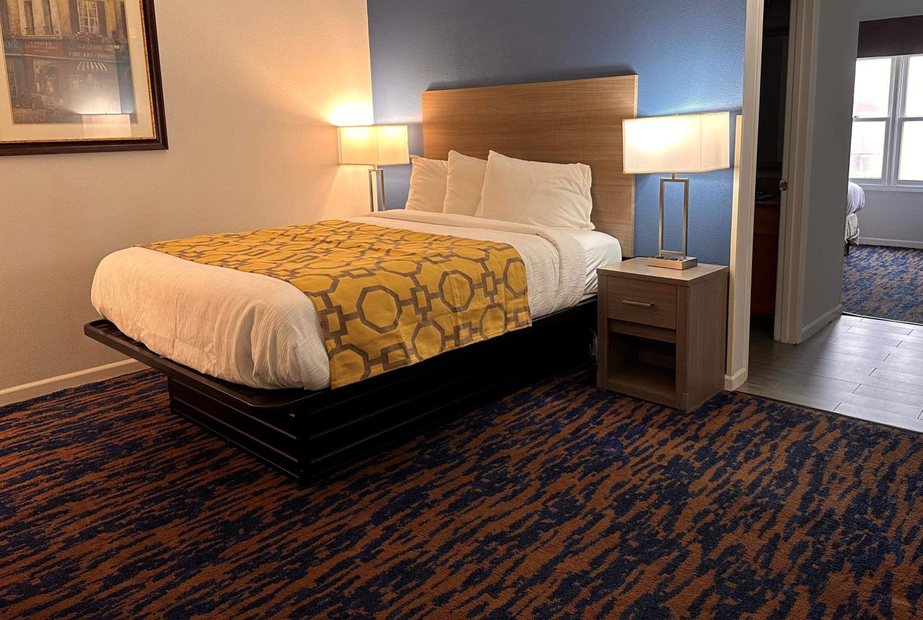 Suite With One King And One Queen Bed - Non-Smoking - Photo 6