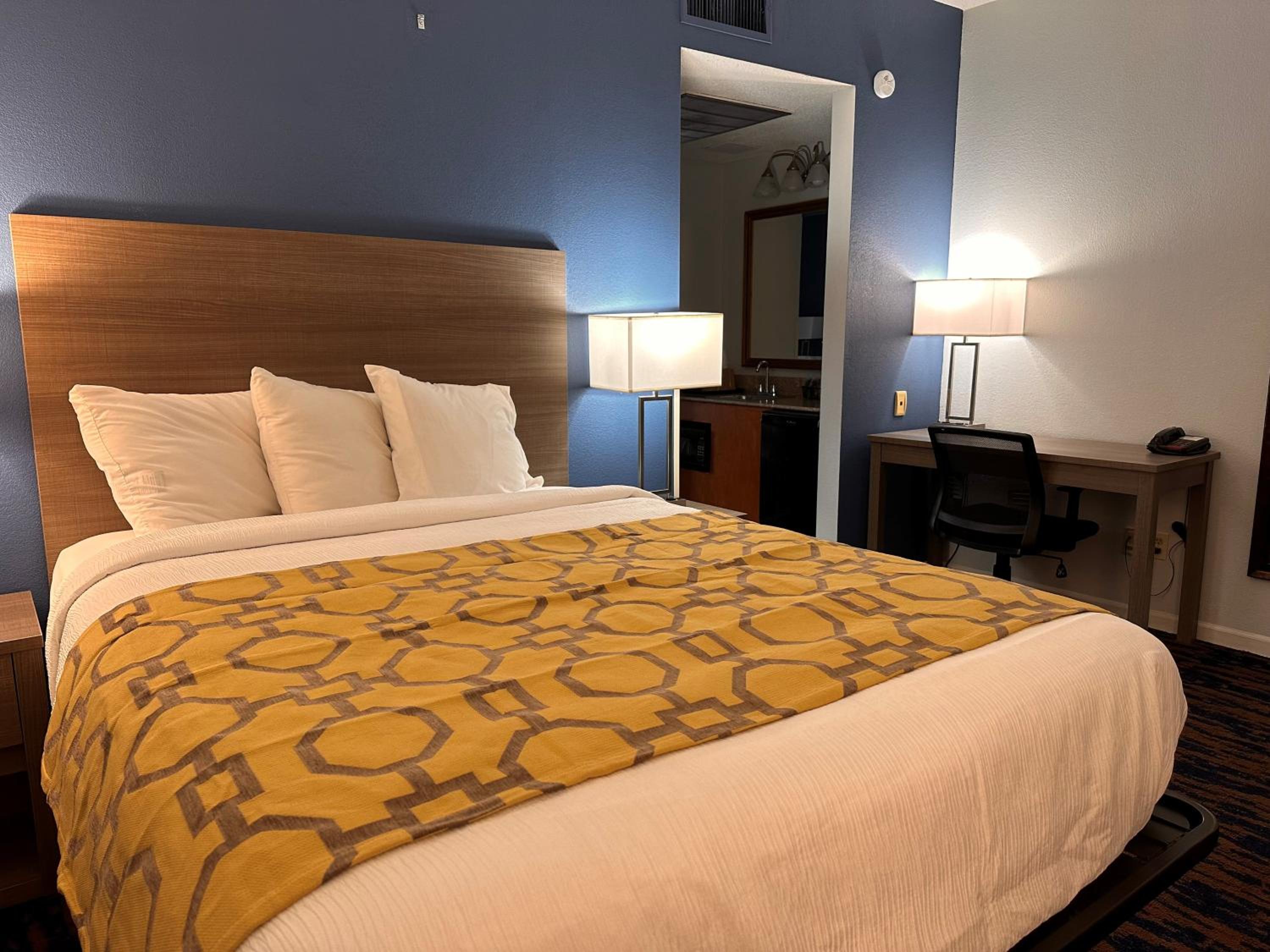 Suite With One King And One Queen Bed - Non-Smoking - Photo 7
