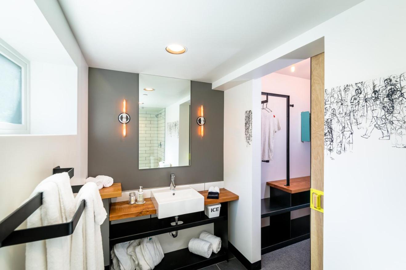 Deluxe Queen Room with Two Queen Beds - Photo 3