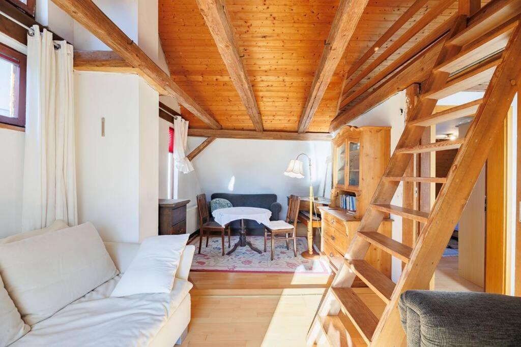 Eight-Bedroom House photo 1