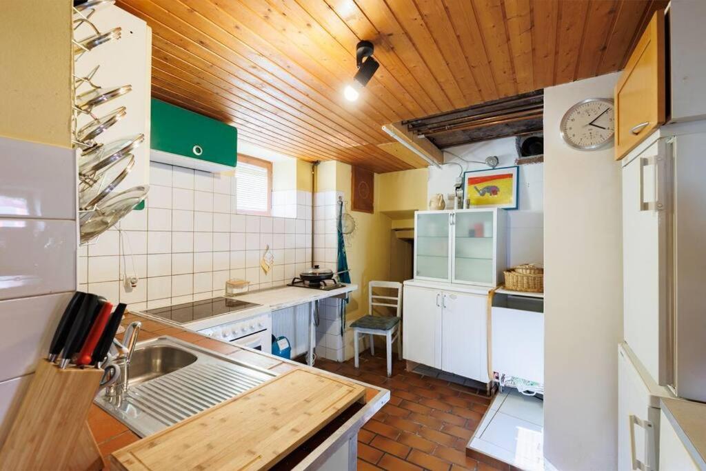 Eight-Bedroom House photo 2