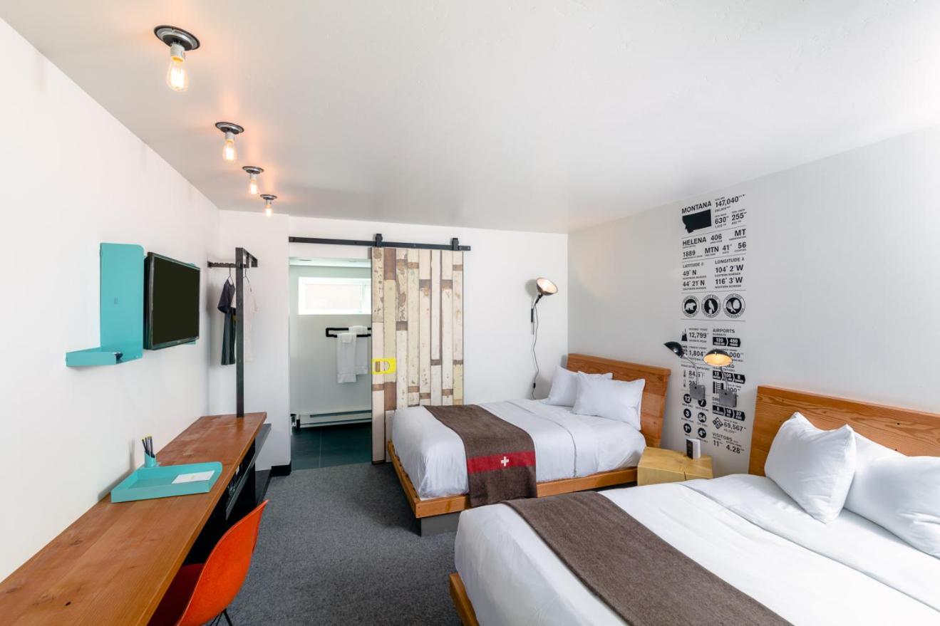 Deluxe Queen Room with Two Queen Beds - Photo 4