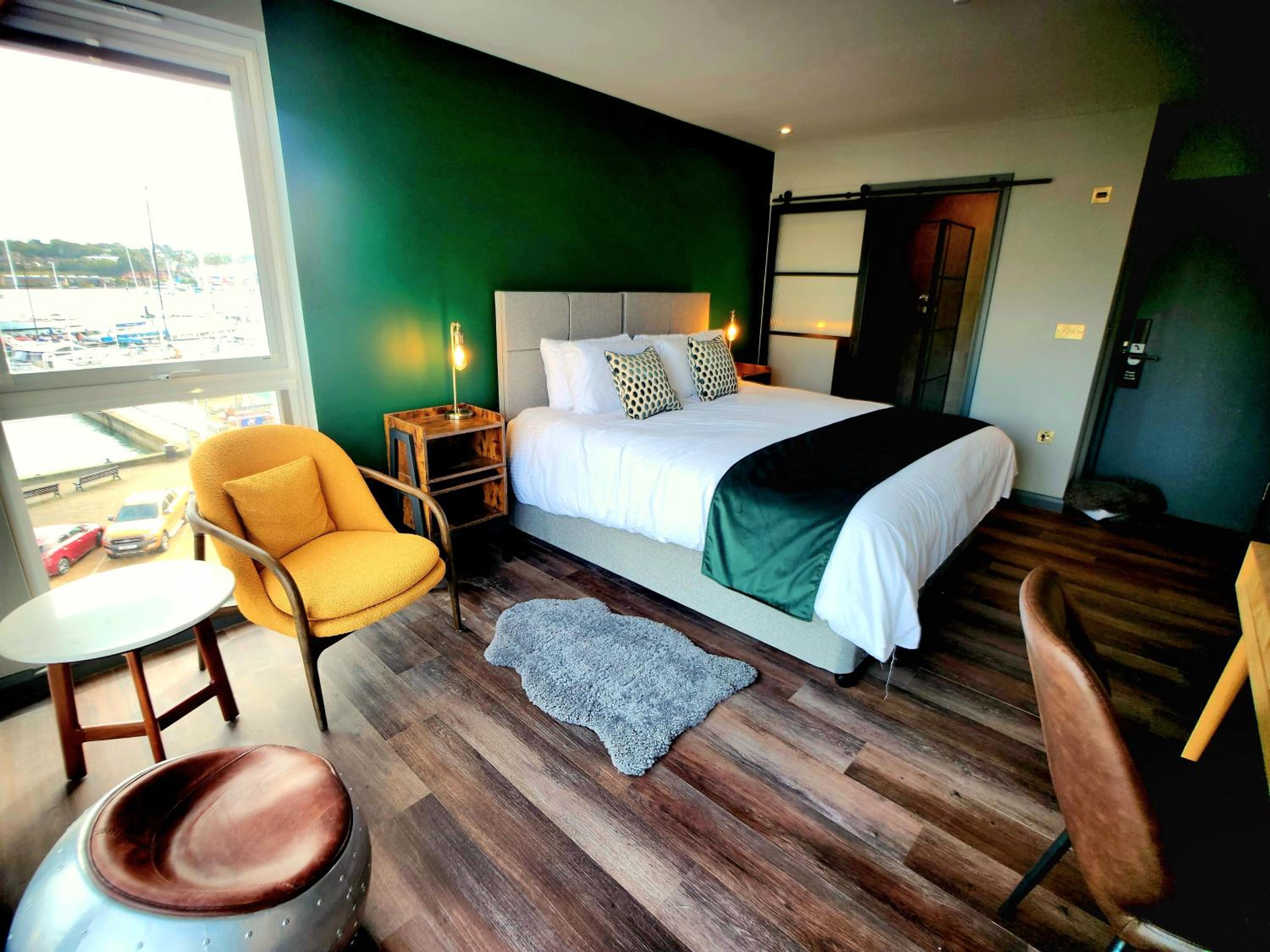 Deluxe King Room - Photo 7