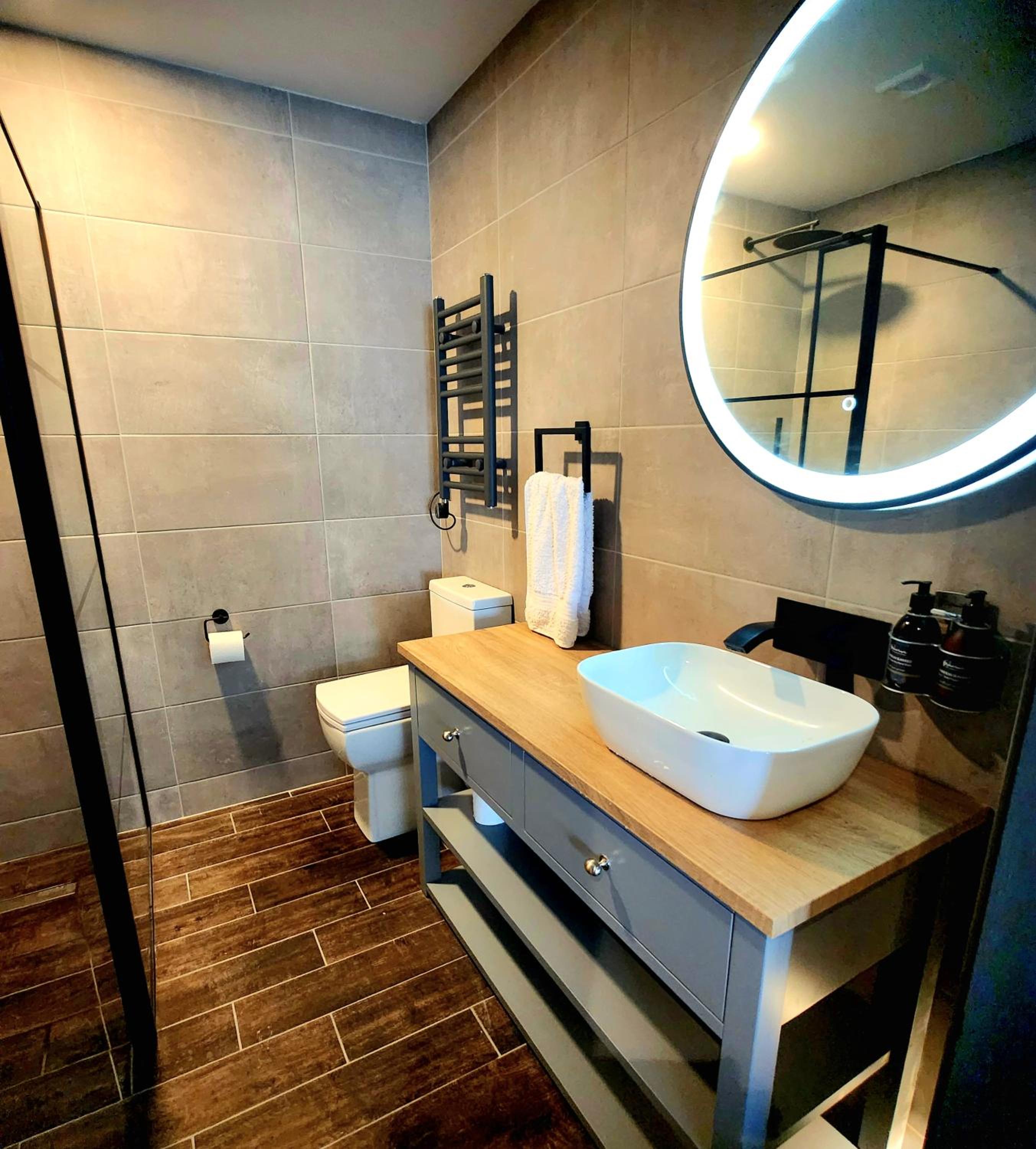 Deluxe King Room - Photo 11