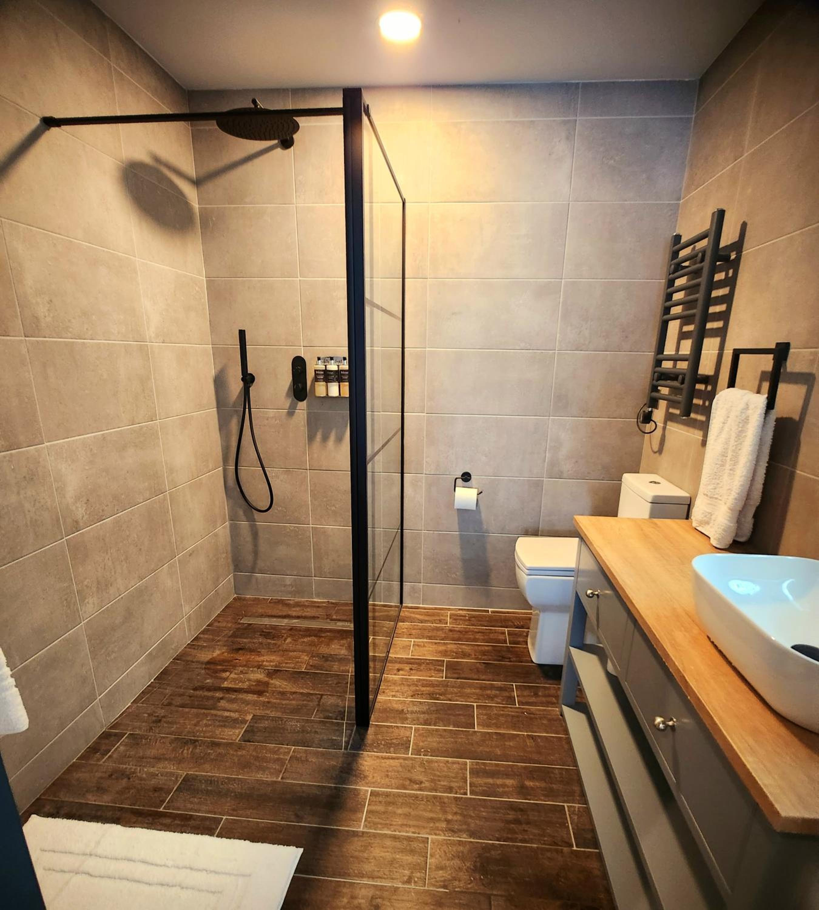 Deluxe King Room - Photo 10