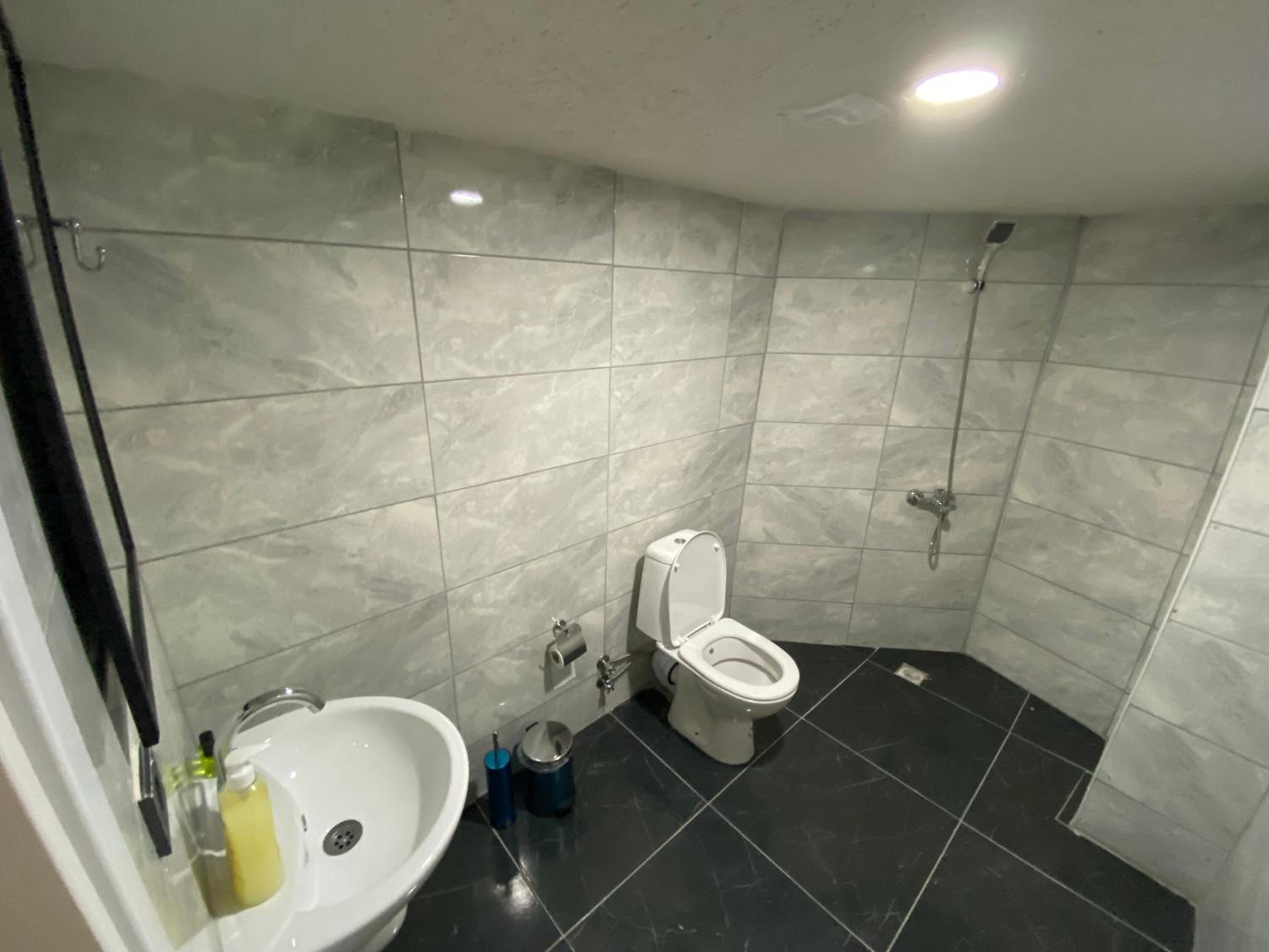Large Double Room - Photo 11