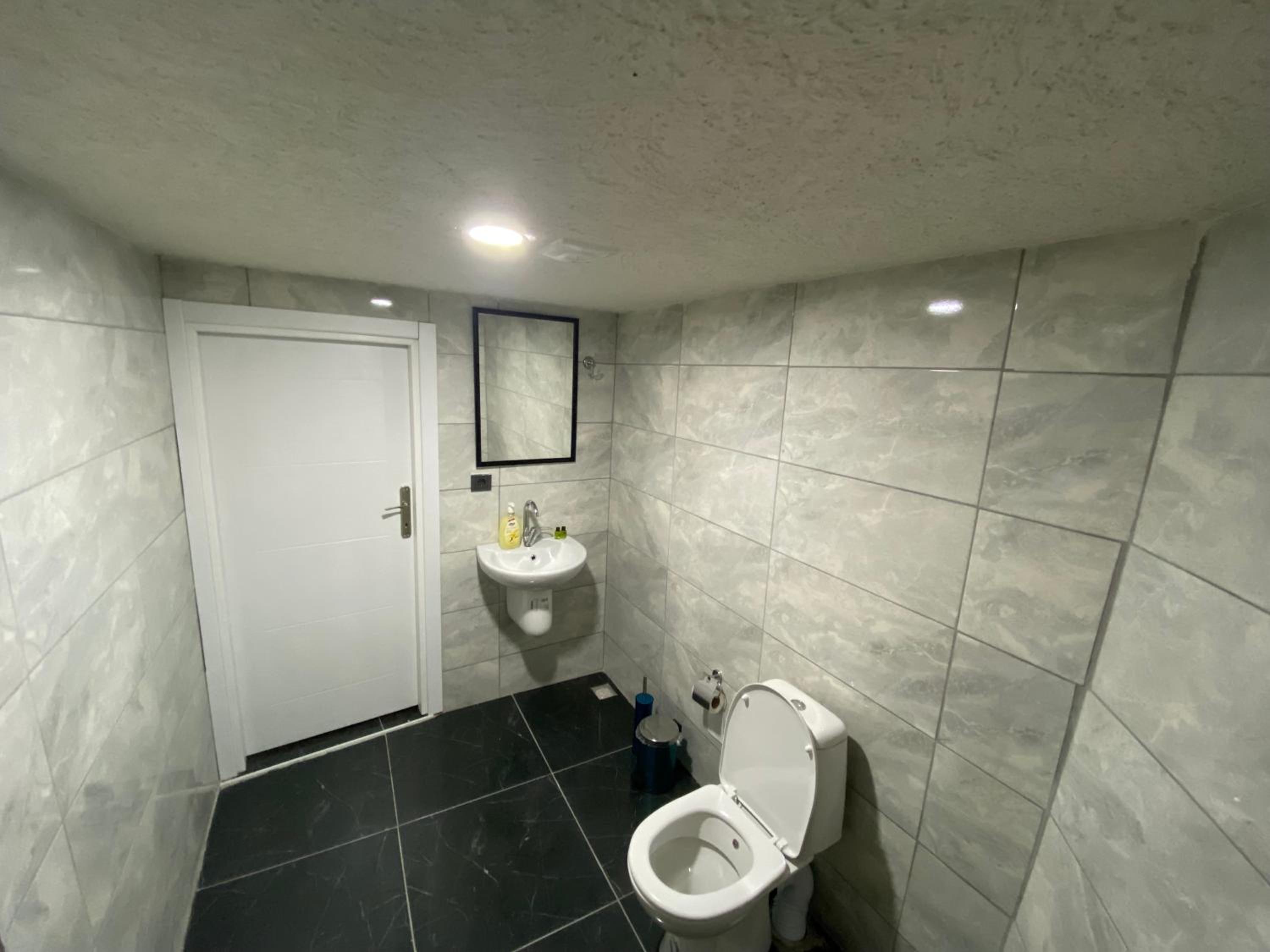 Large Double Room - Photo 3