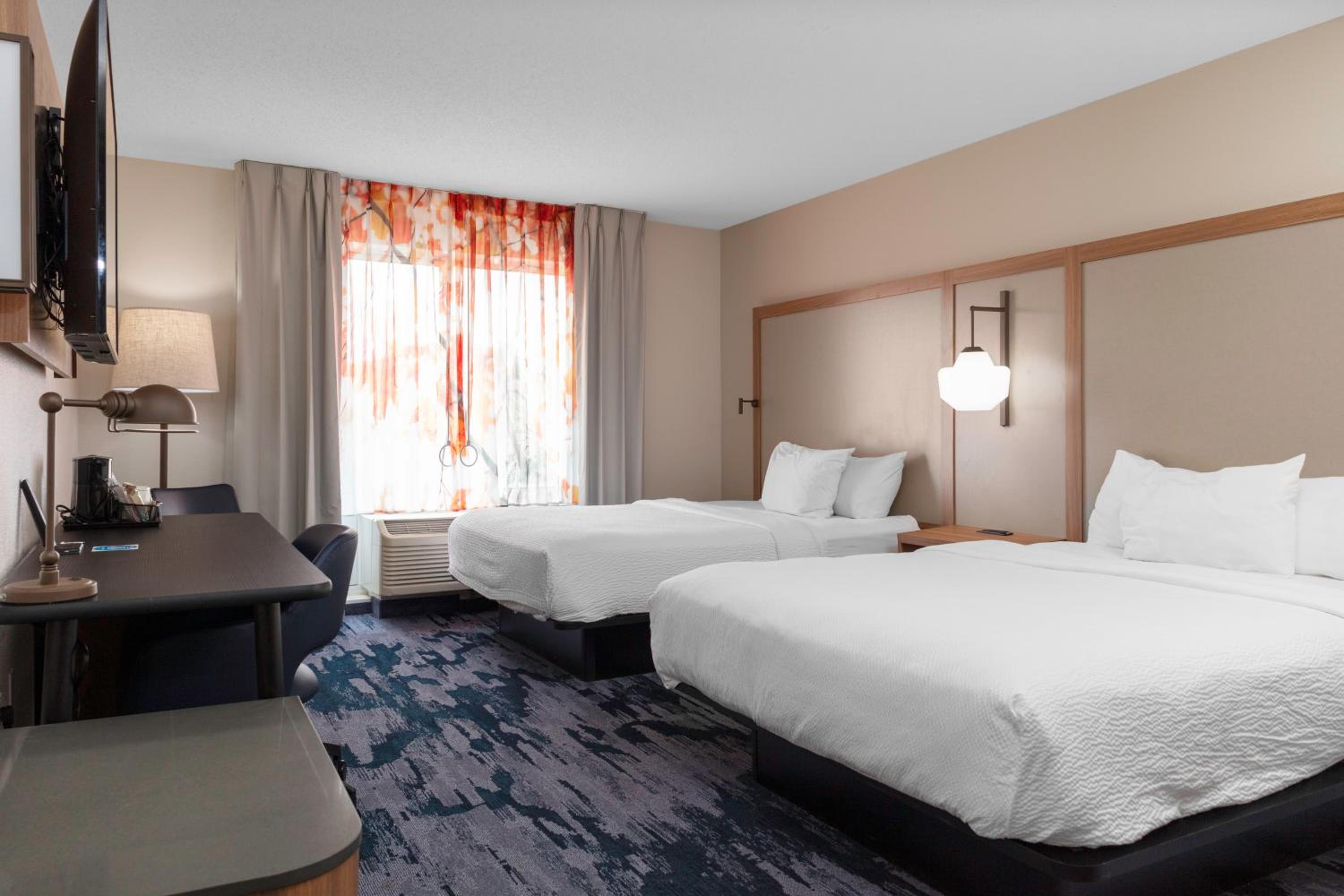 Queen Room with Two Queen Beds - Photo 7