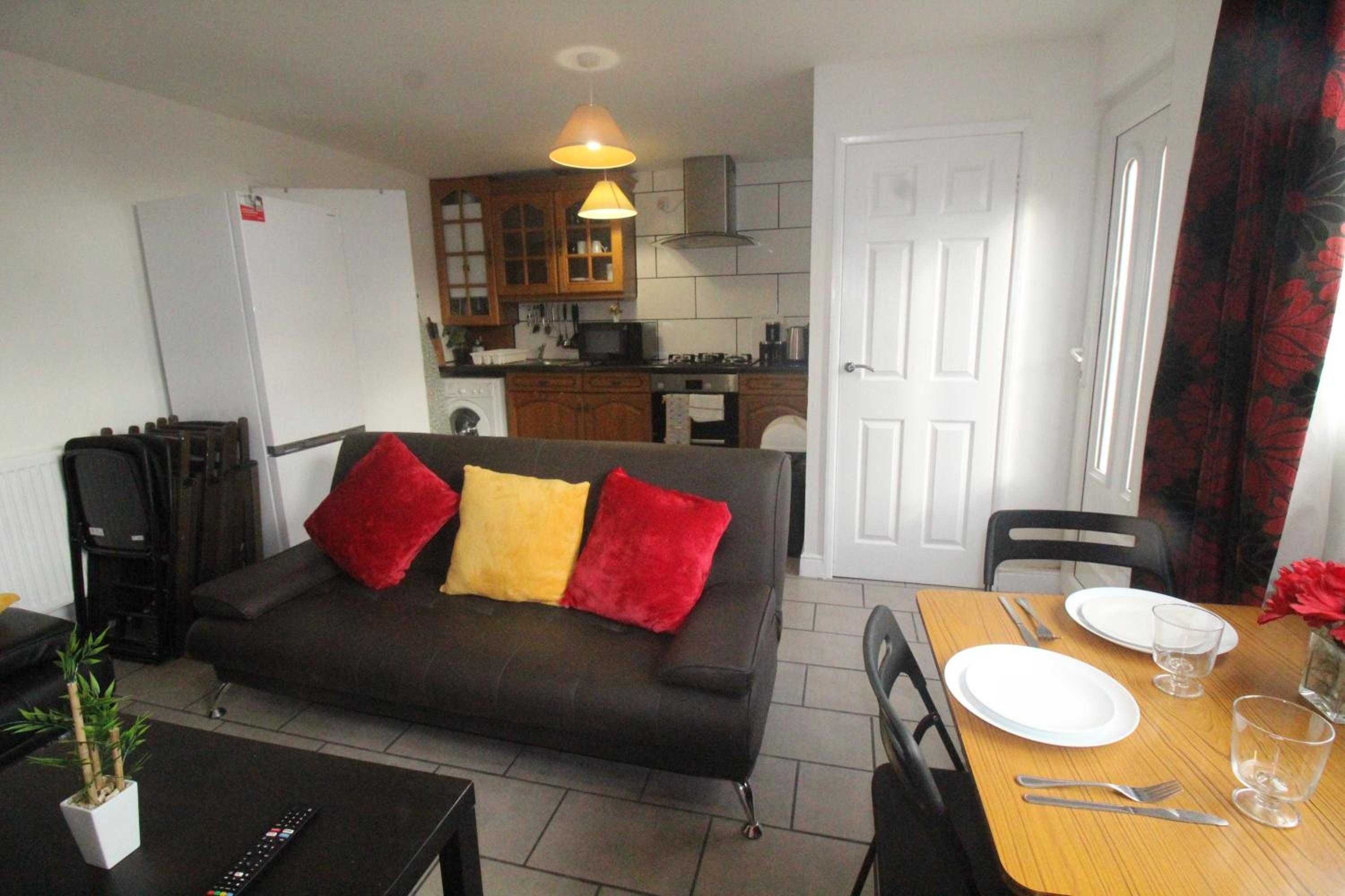 Six-Bedroom House photo 3