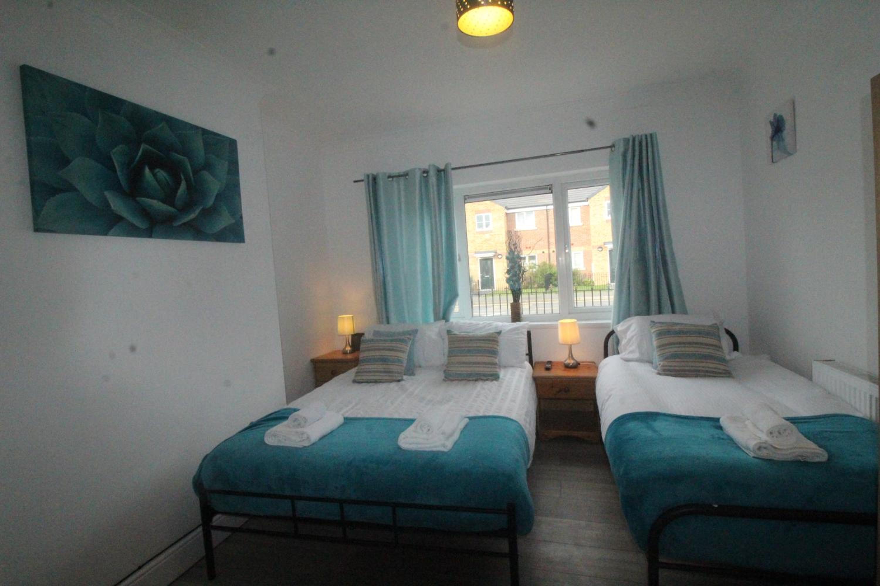 Six-Bedroom House photo 1