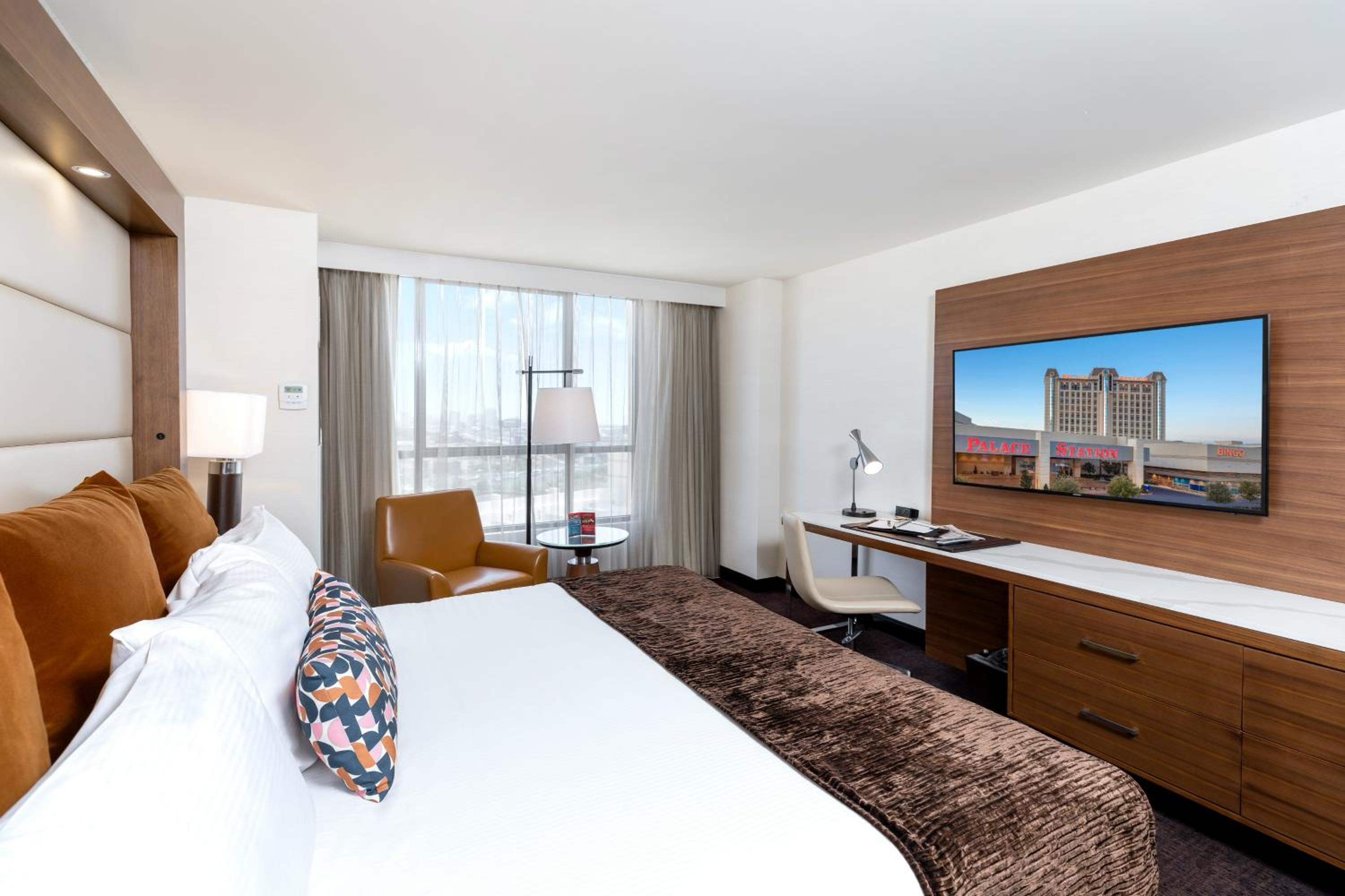 Premier Room - 1 King Bed - Photo 5