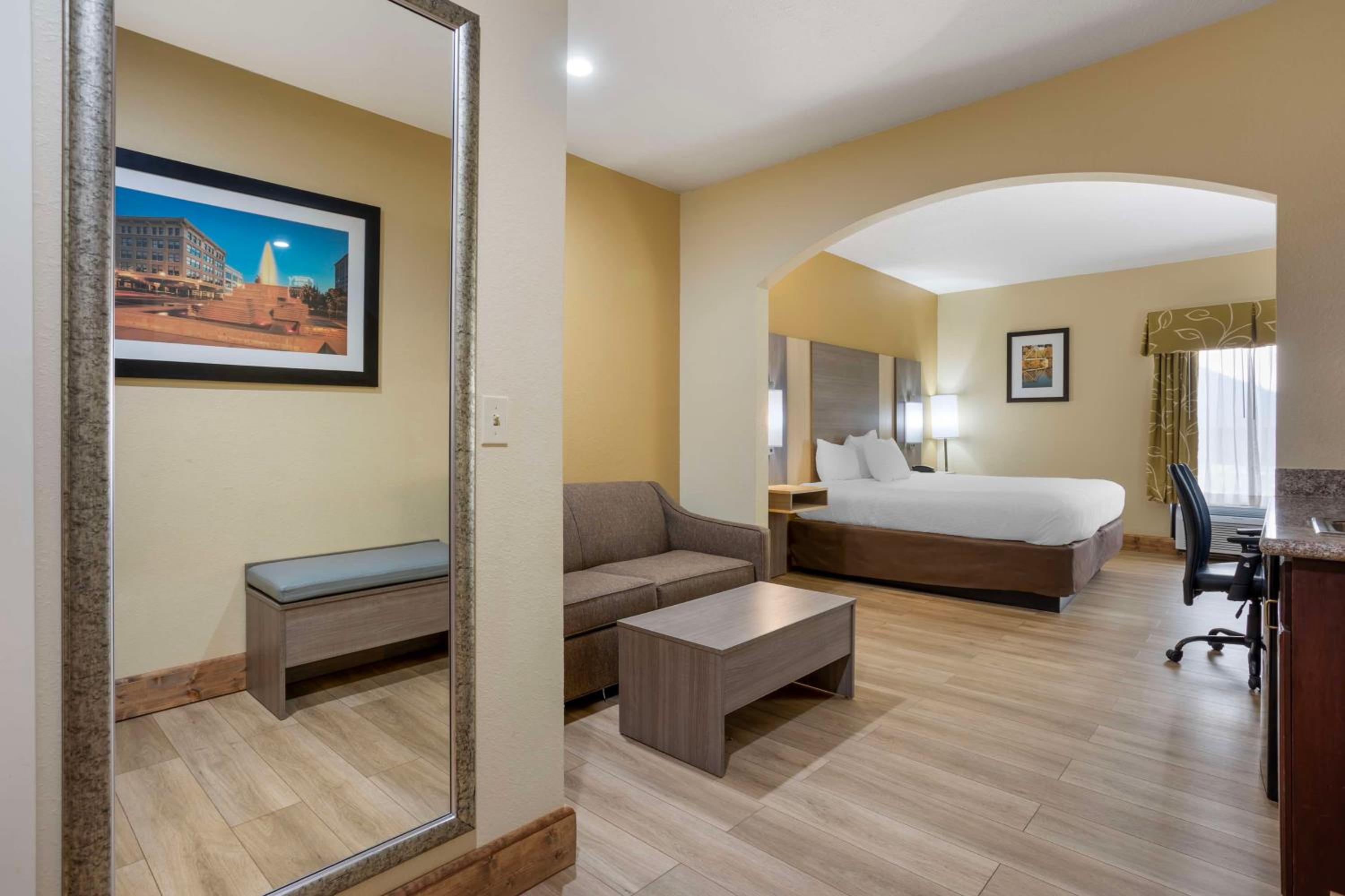 King Suite - Non-Smoking photo 1