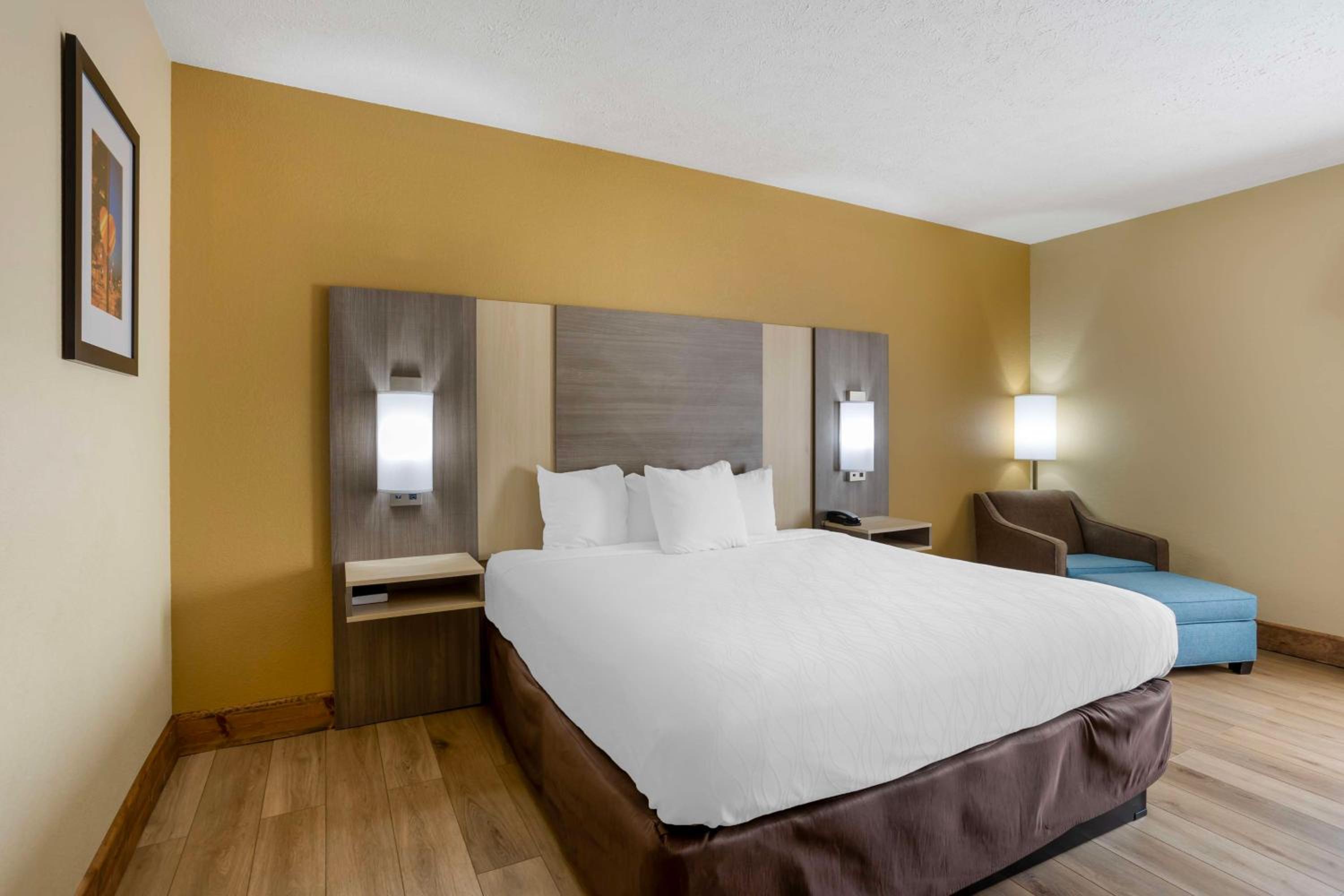King Room - Non-Smoking - Photo 1