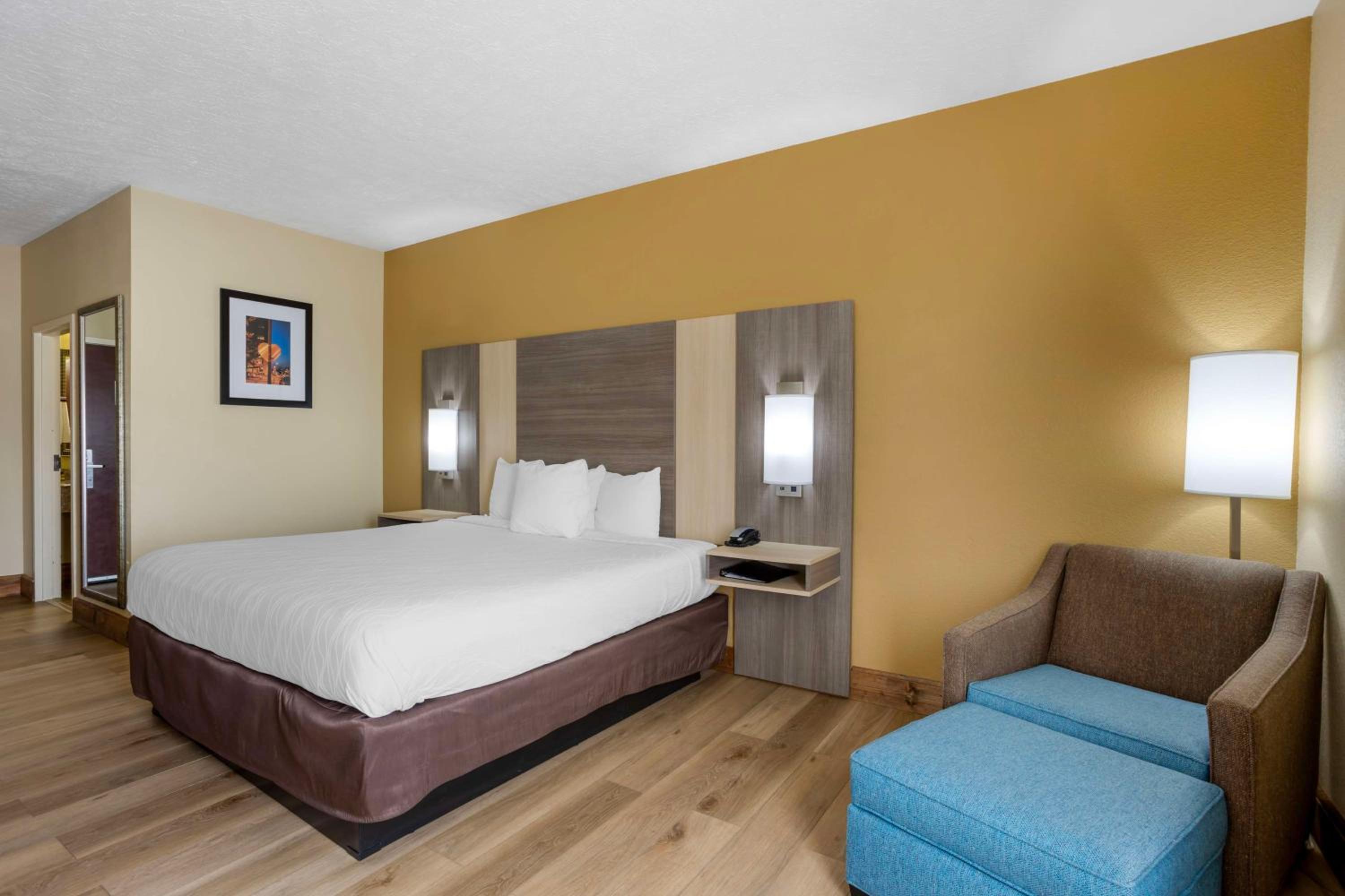 King Room - Non-Smoking - Photo 2