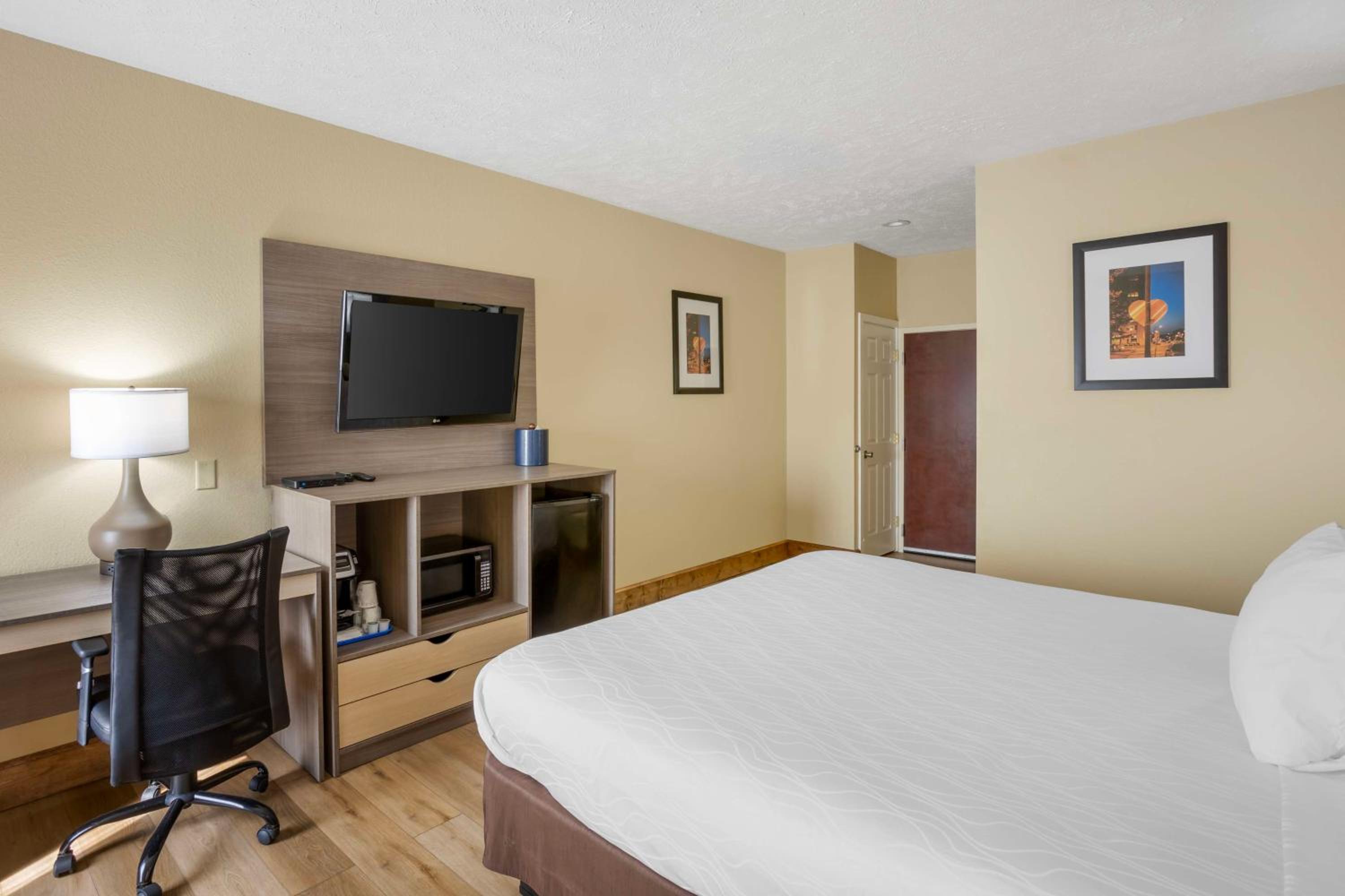 King Room - Non-Smoking - Photo 3