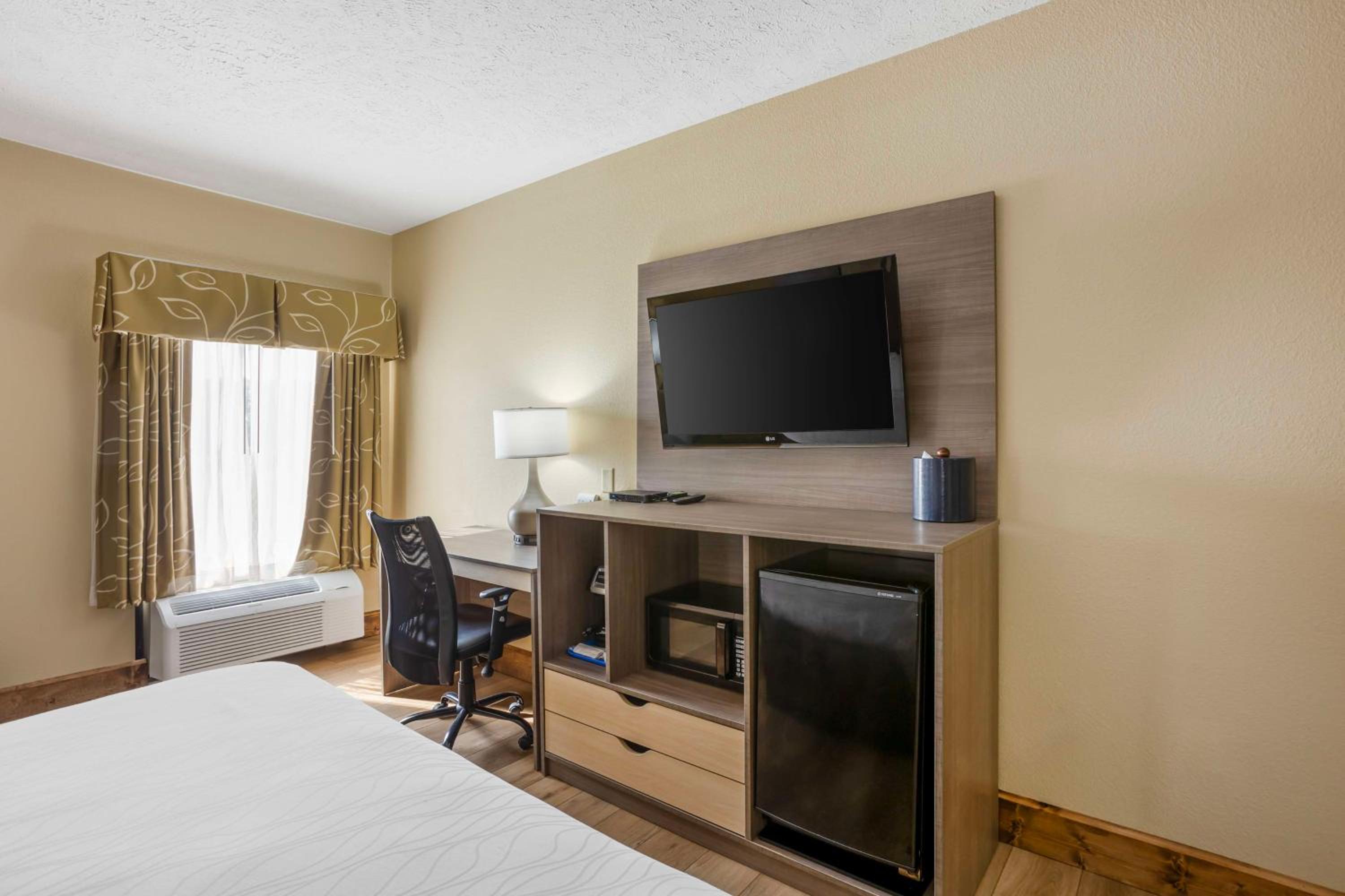 King Room - Non-Smoking - Photo 4