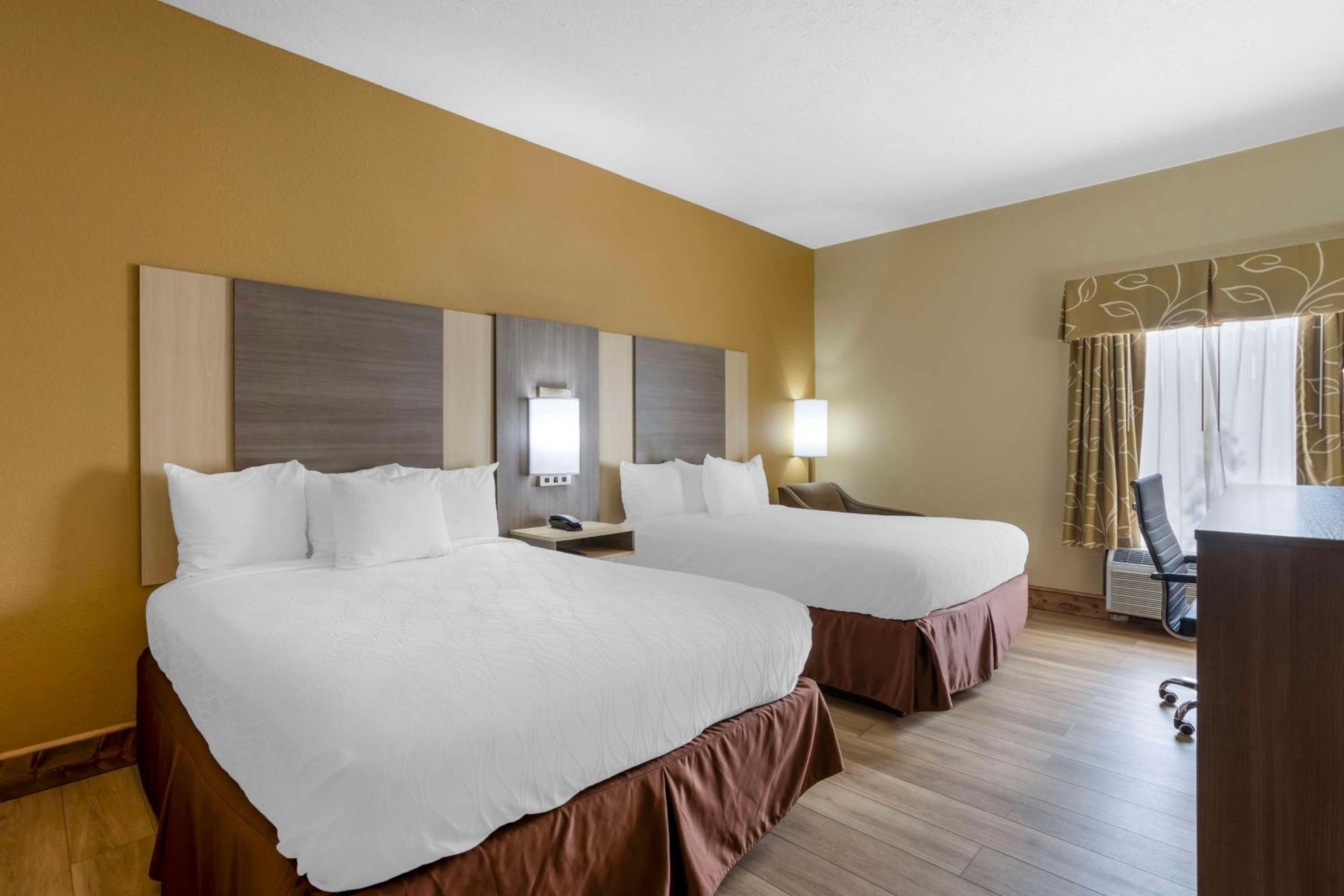 Queen Room with Two Queen Beds - Non-Smoking - Photo 1
