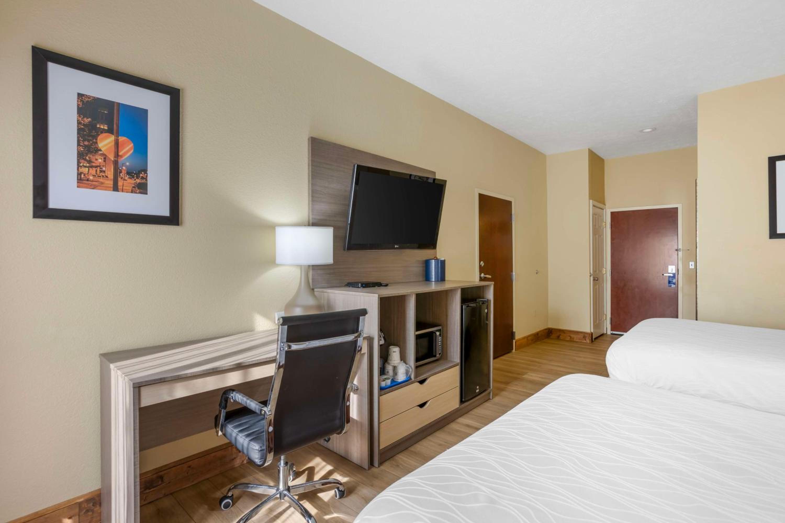Queen Room with Two Queen Beds - Non-Smoking - Photo 4