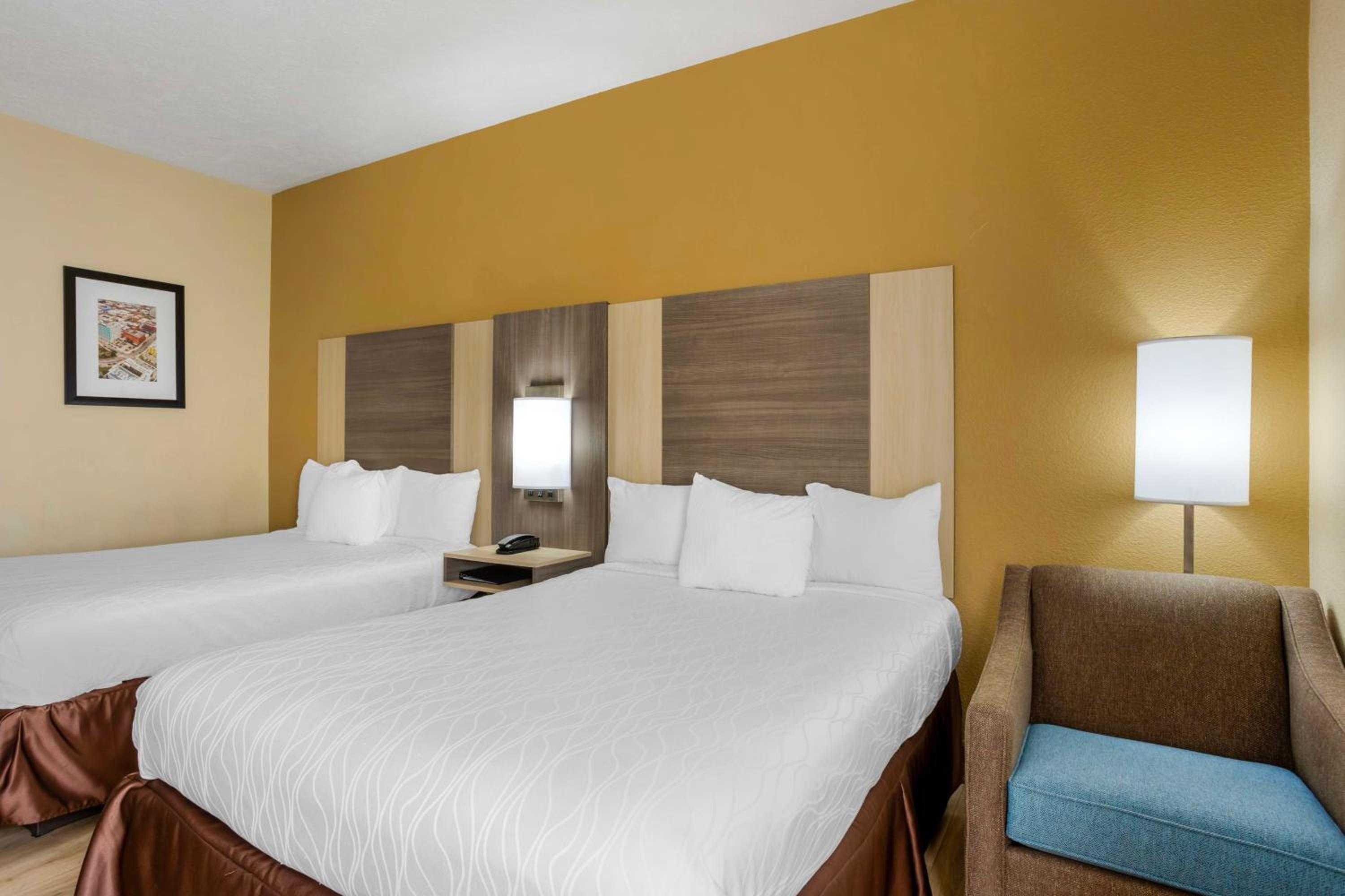 Queen Room with Two Queen Beds - Non-Smoking - Photo 3