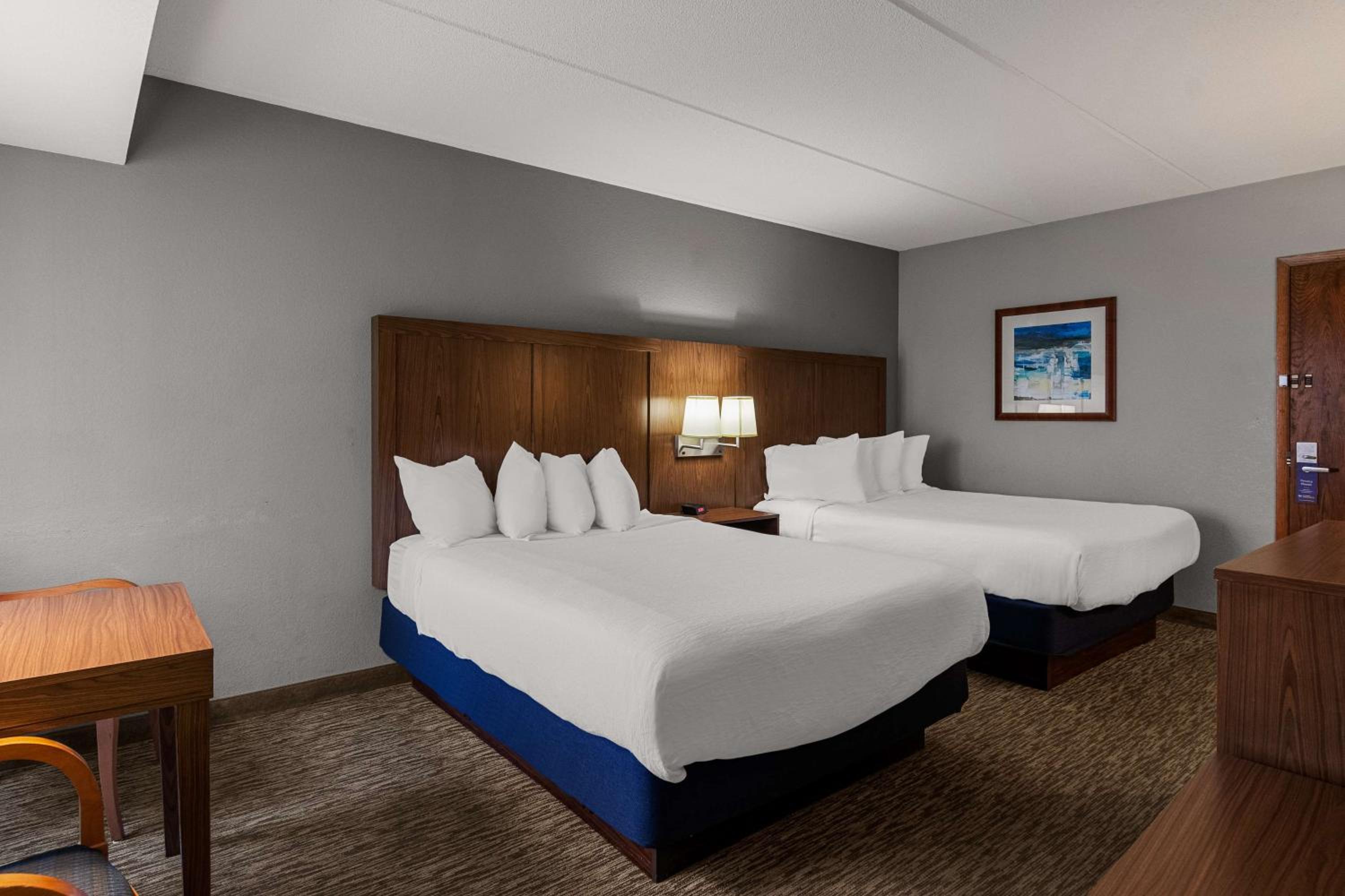 Queen Room with Two Queen Beds - Non-Smoking photo 2