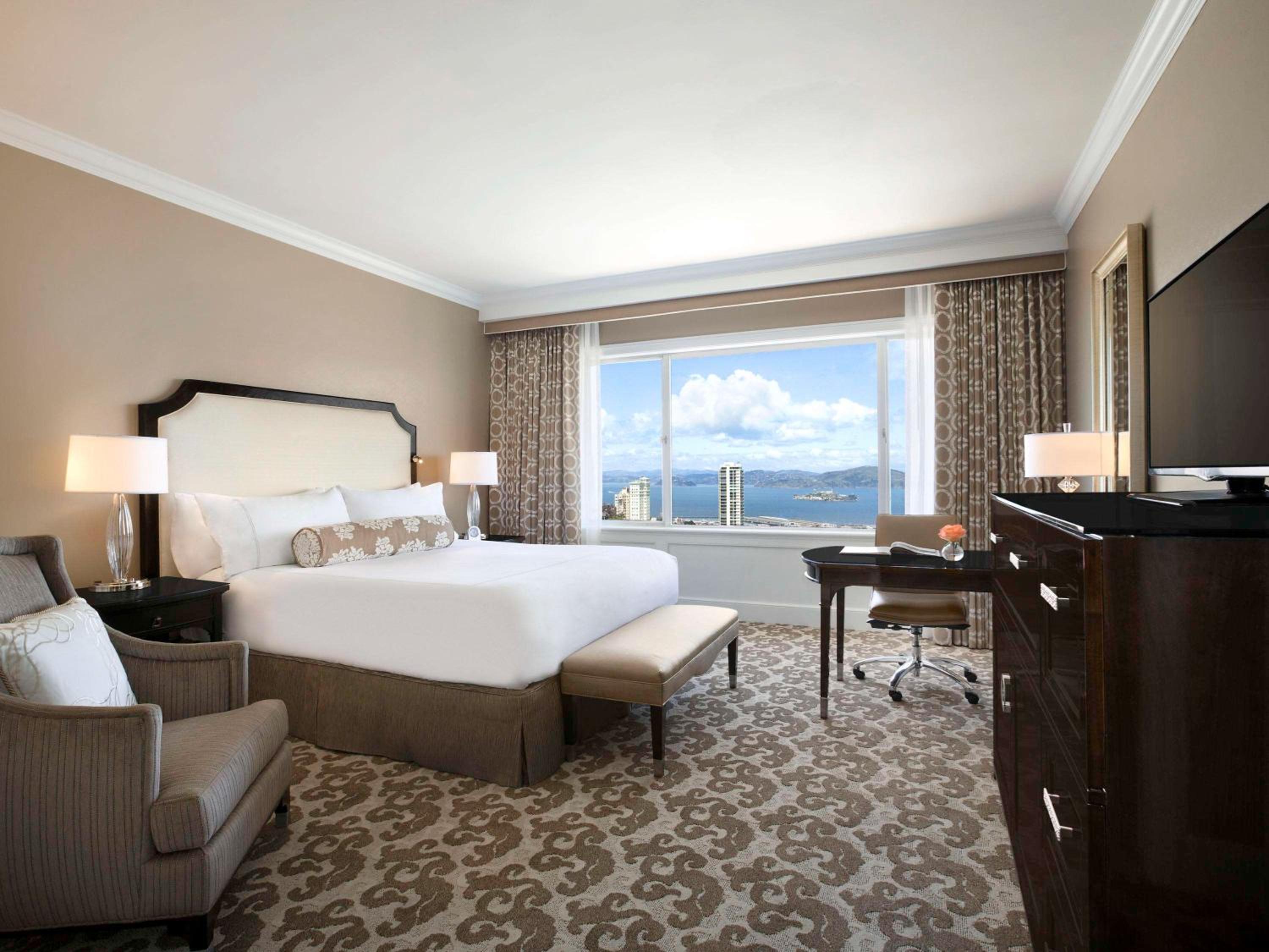 Signature King Room with Roll-In Shower and Bay View - Mobility Accessible - Photo 1