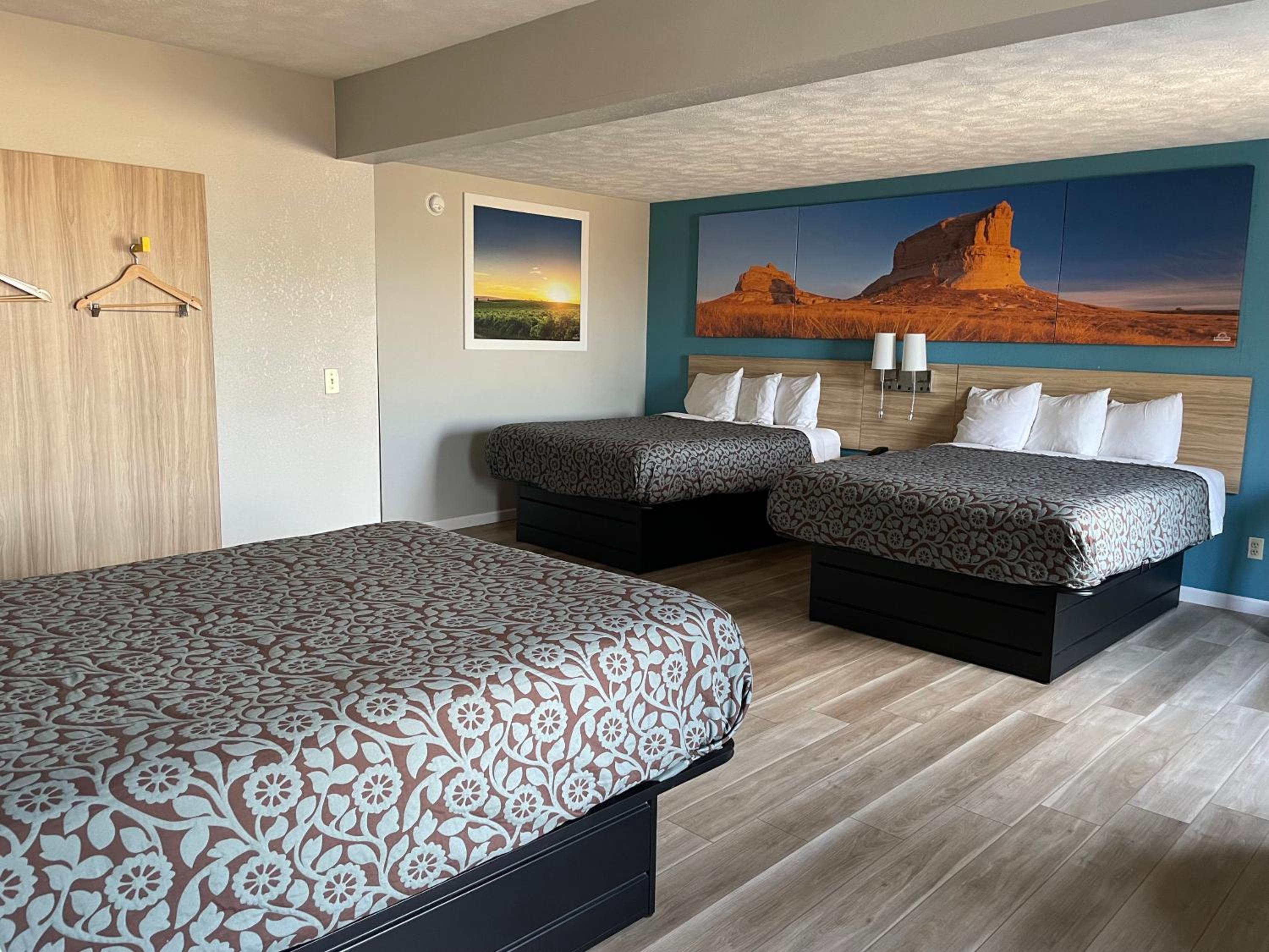 Suite with Three Queen Beds - Non-Smoking - Photo 3