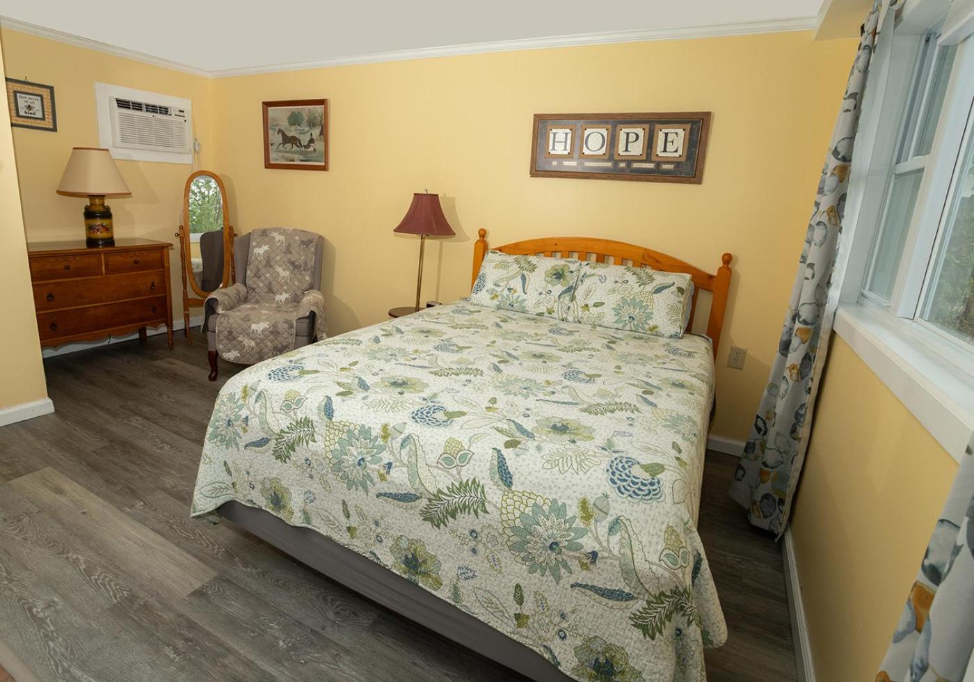 Queen Room - Pet-Friendly photo 2