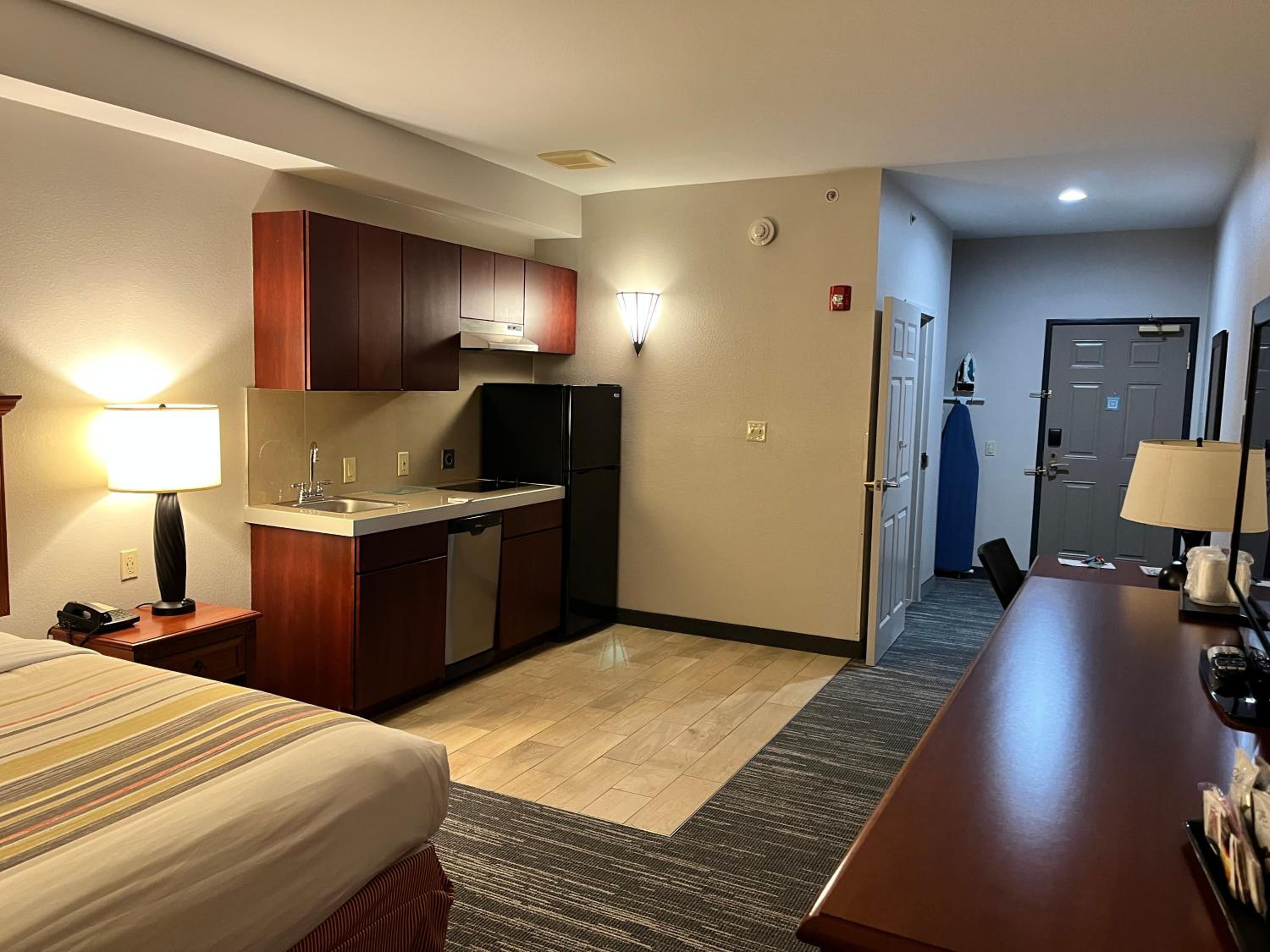 King Suite with Kitchenette - Non-Smoking photo 2