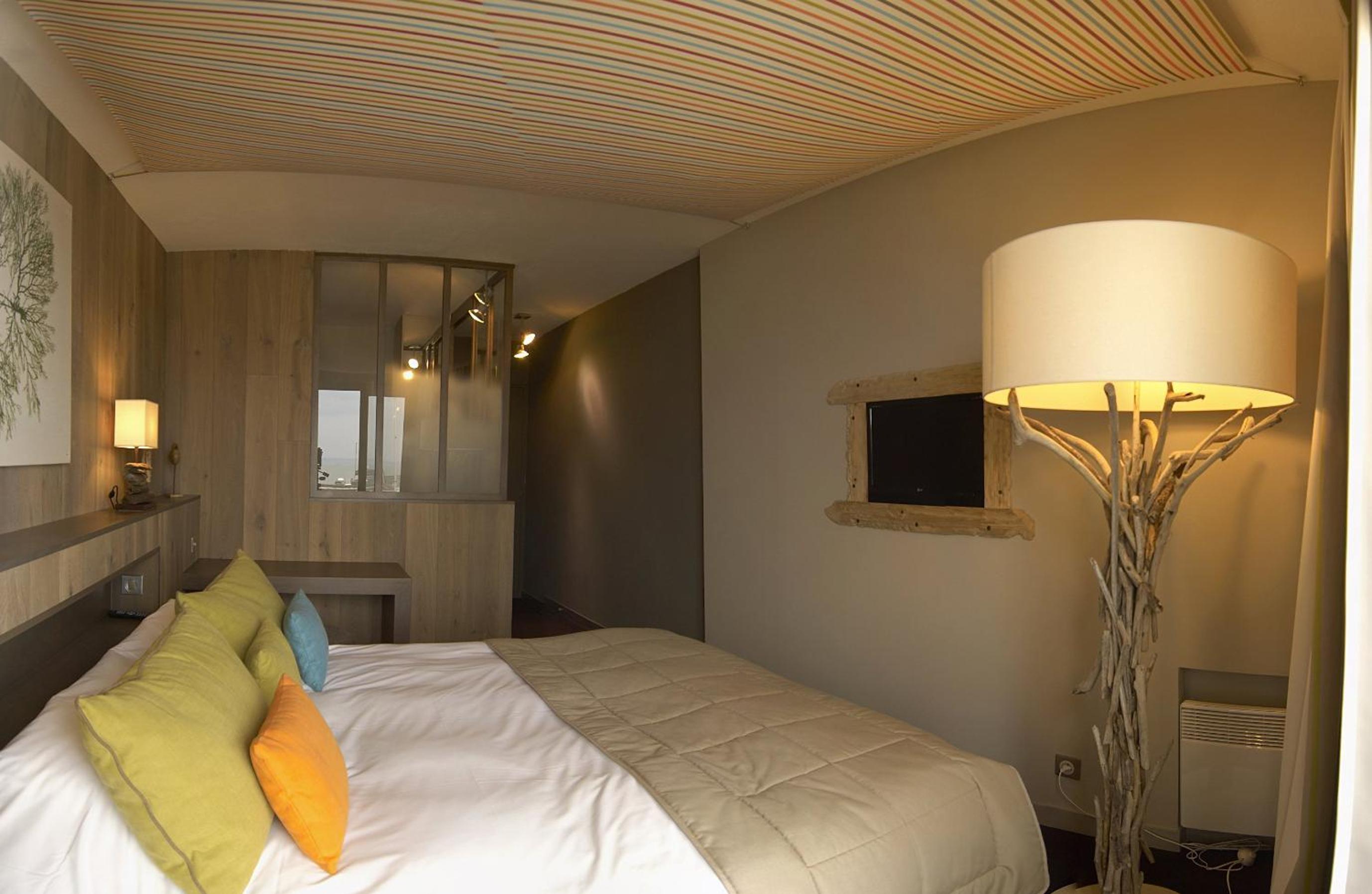 Double Room with Terrace and Harbor View - Photo 10