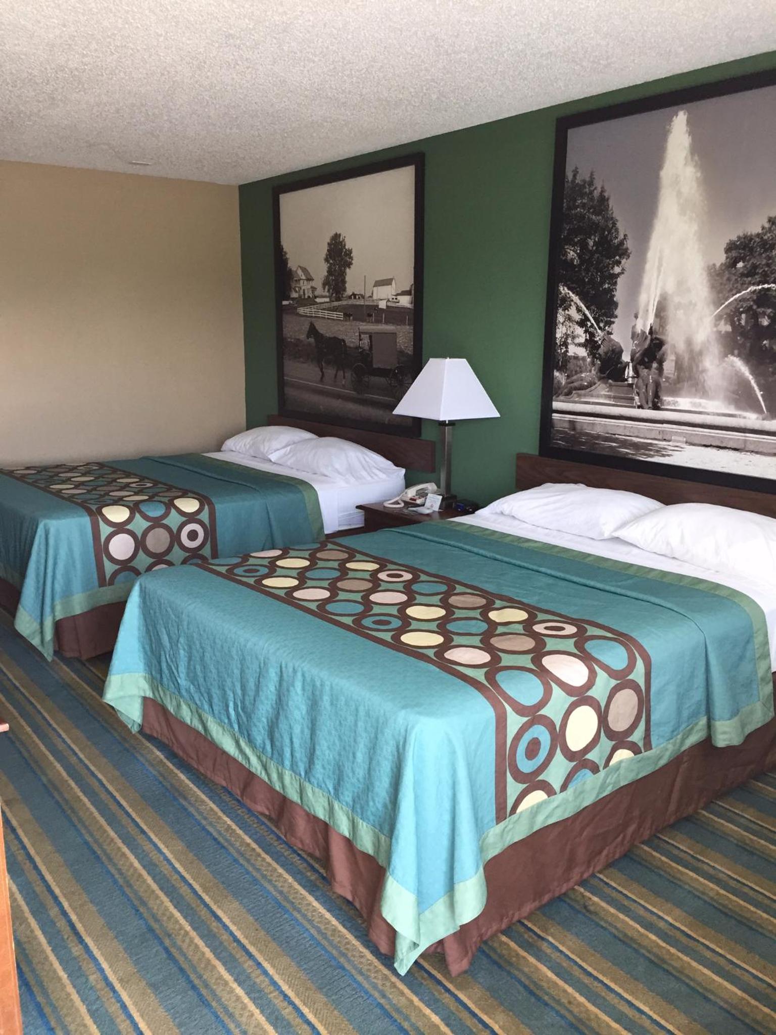 Queen Room with Two Queen Beds - Non-Smoking - Photo 2