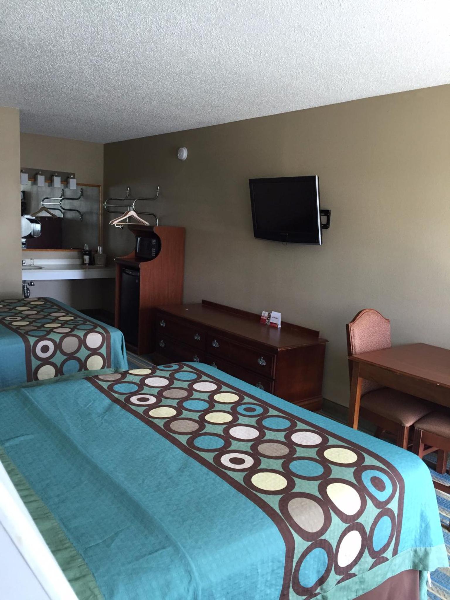 Queen Room with Two Queen Beds - Non-Smoking - Photo 6