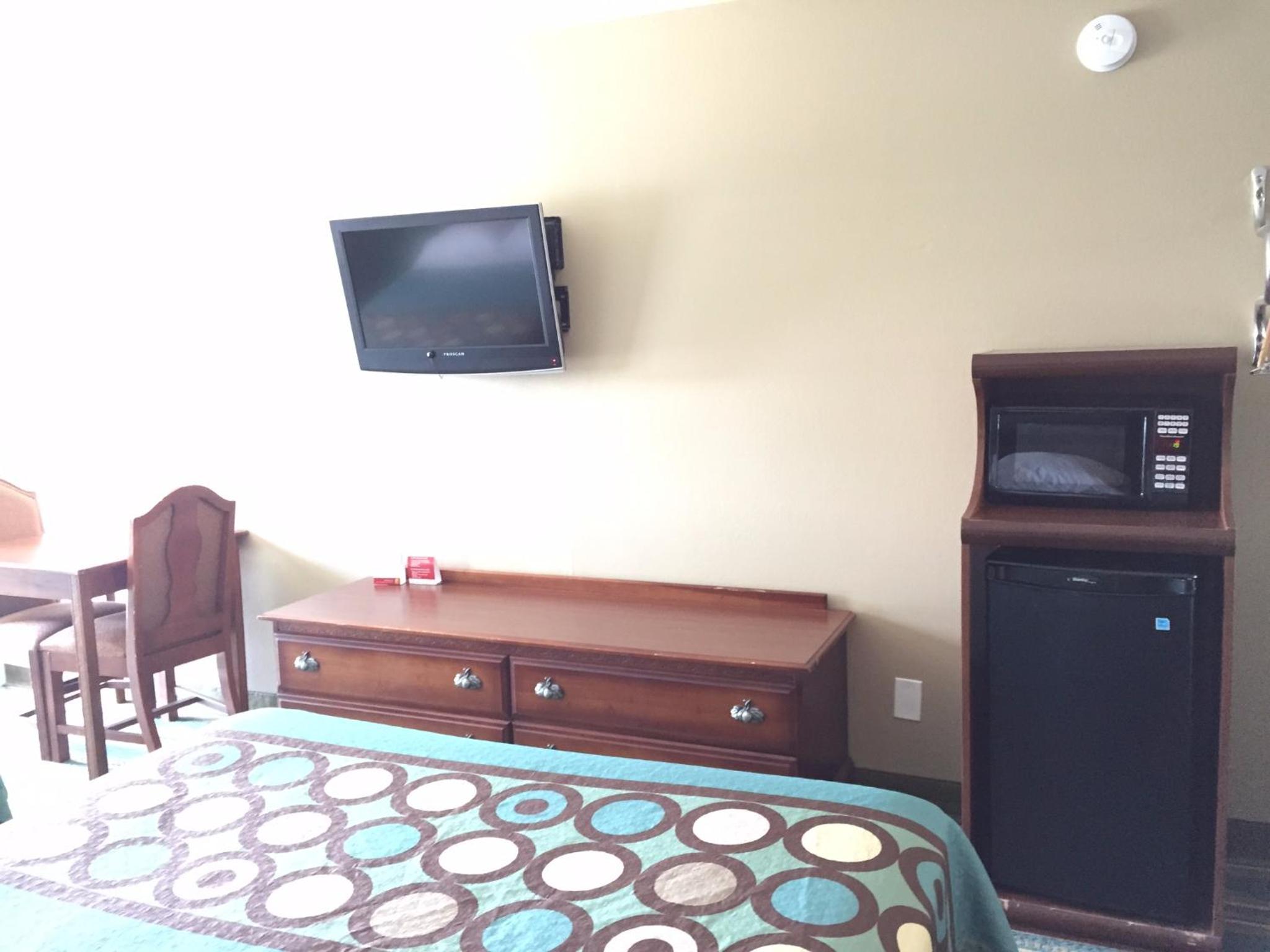 Queen Room with Two Queen Beds - Non-Smoking - Photo 3