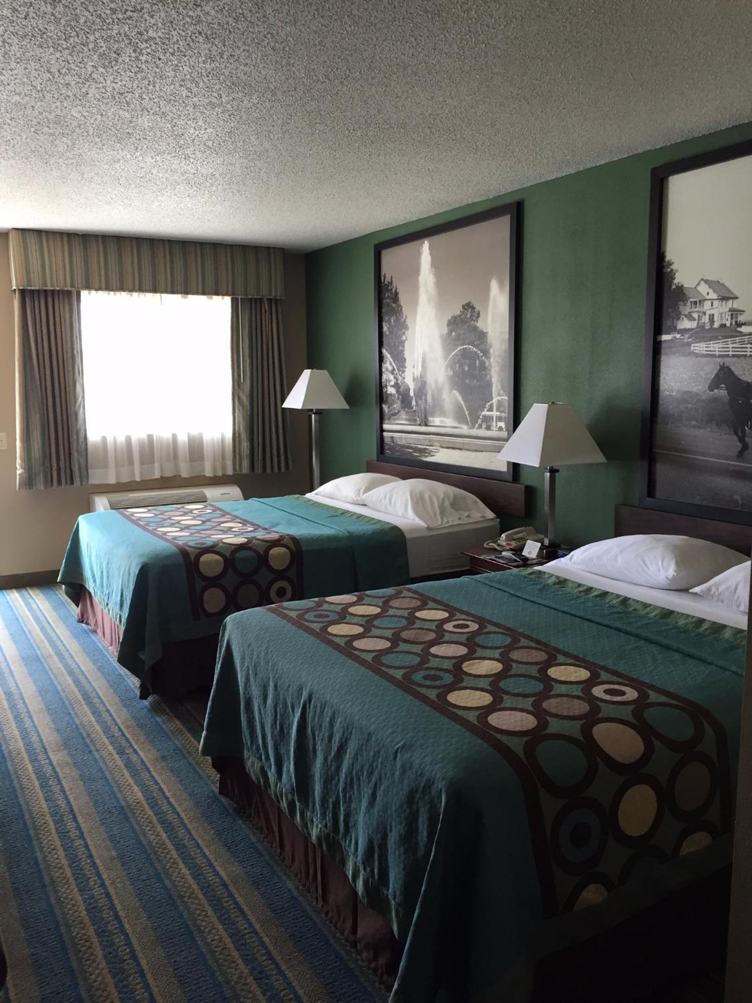 Queen Room with Two Queen Beds - Non-Smoking - Photo 5