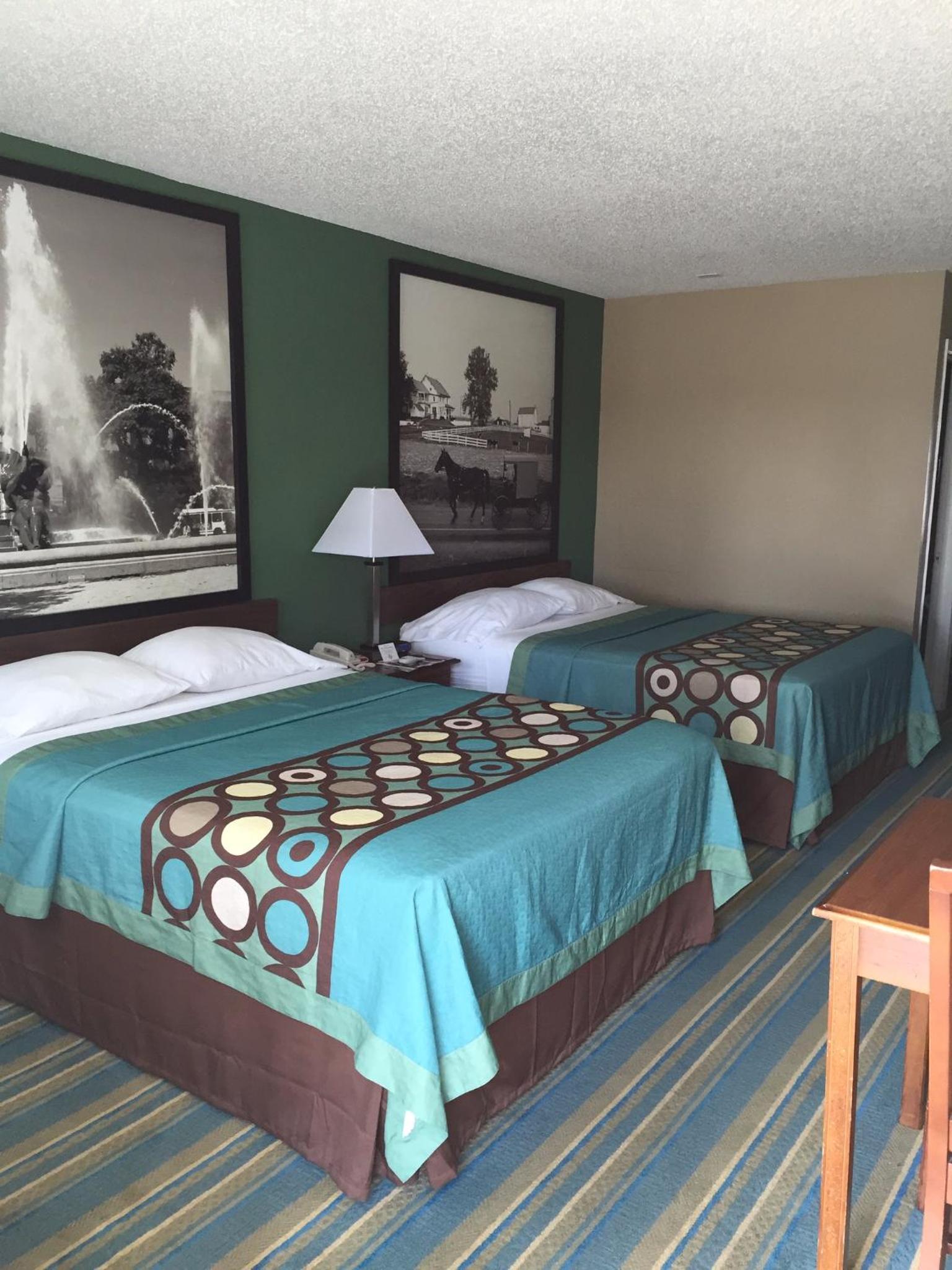 Queen Room with Two Queen Beds - Non-Smoking - Photo 4