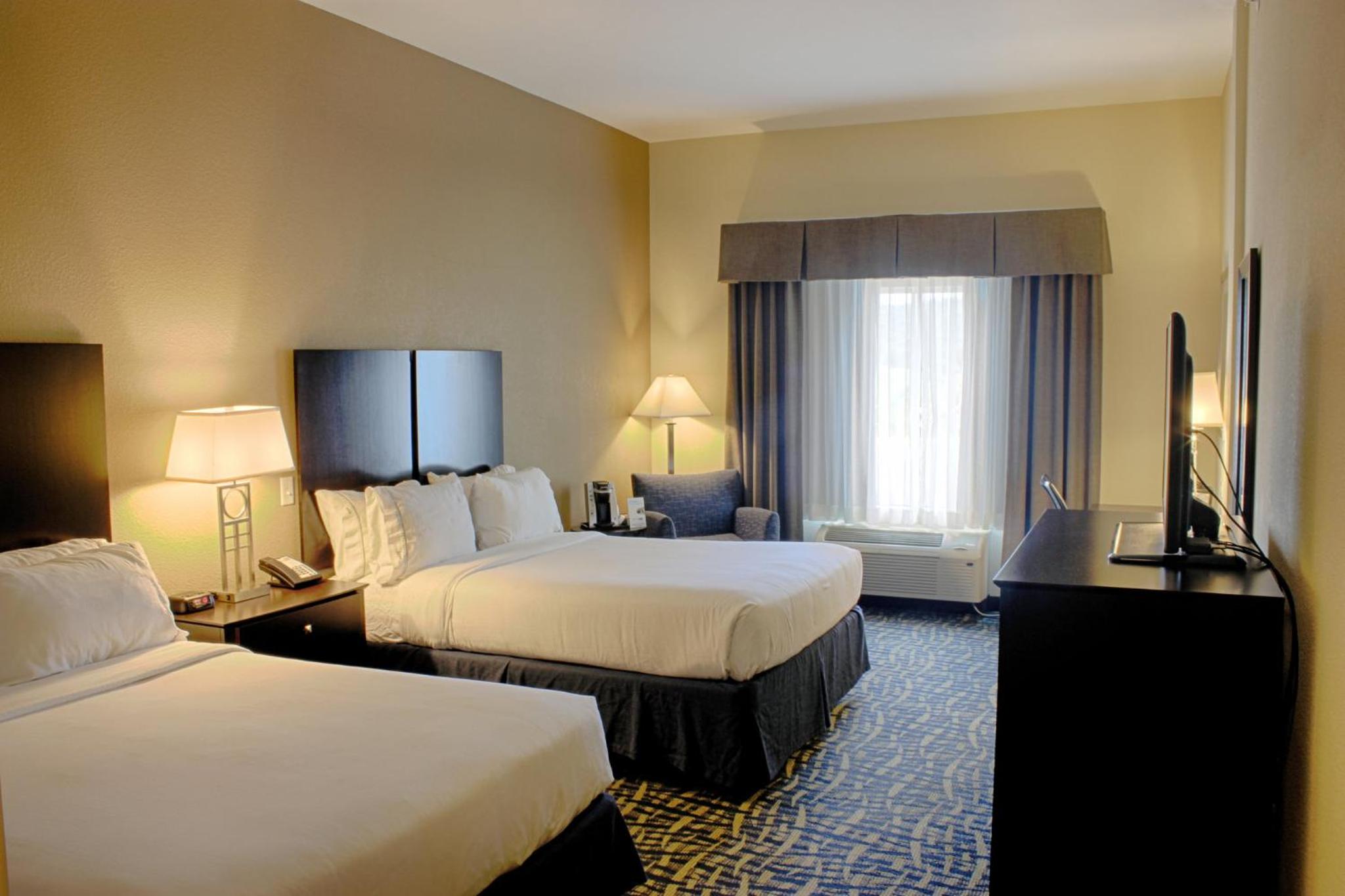 Standard Room with Two Queen Beds photo 3