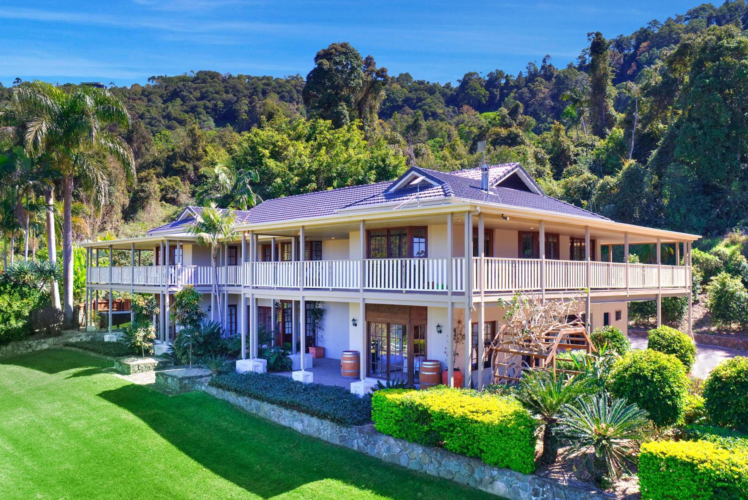 Eight-Bedroom House photo 2