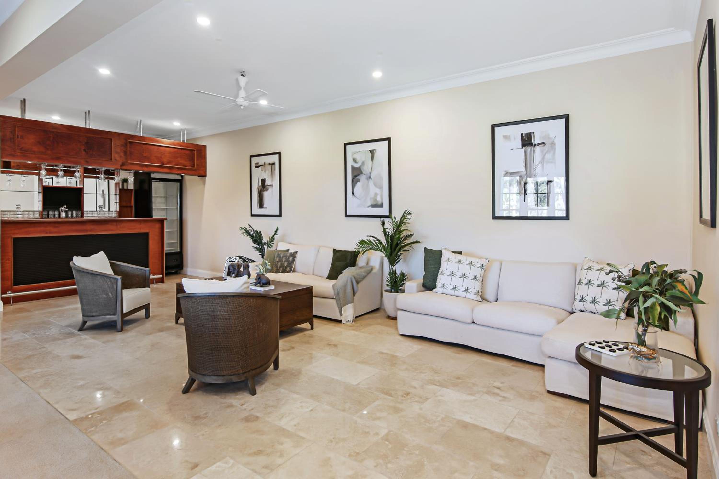 Eight-Bedroom House photo 1