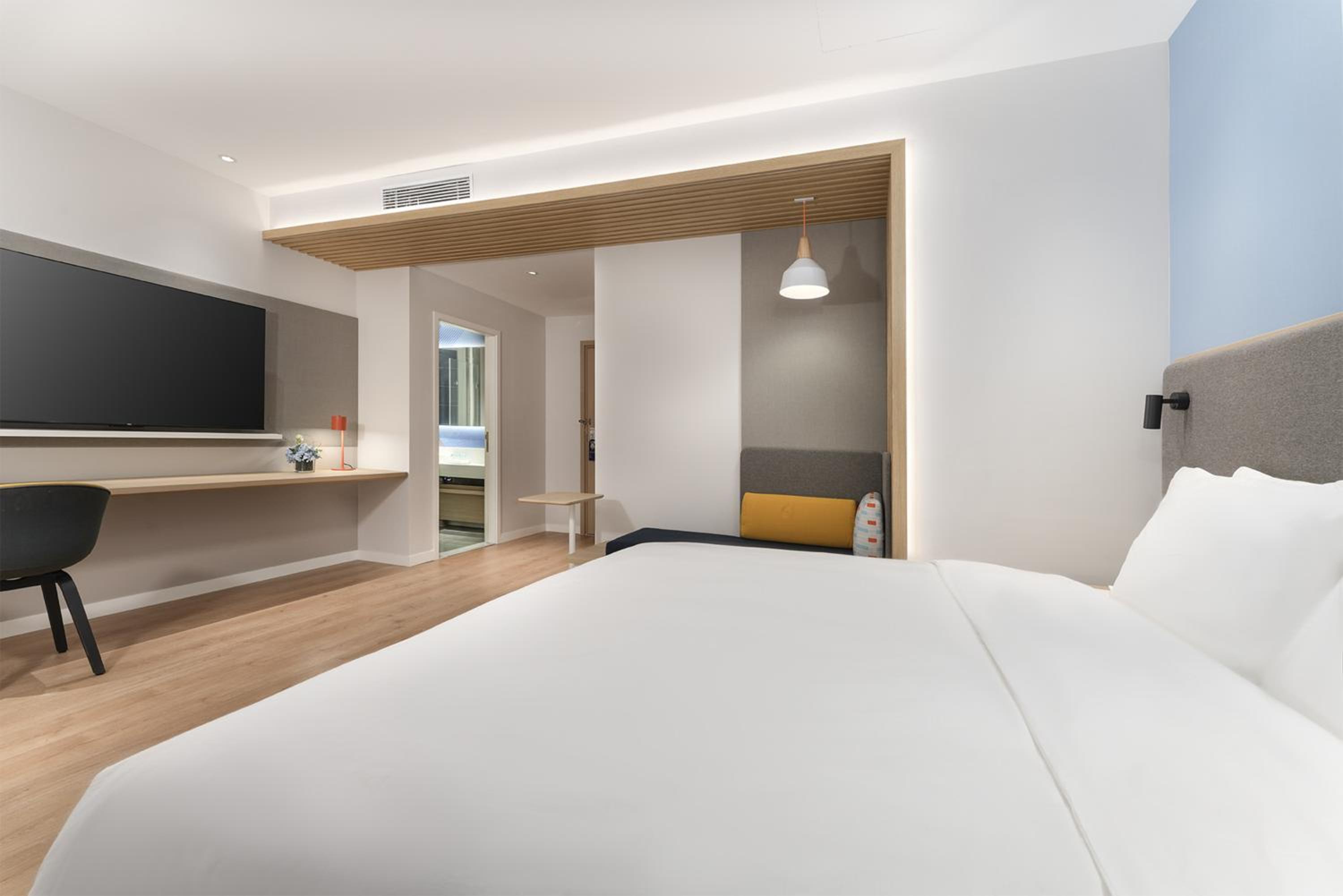 Standard King Room with Extra Floor Space photo 2