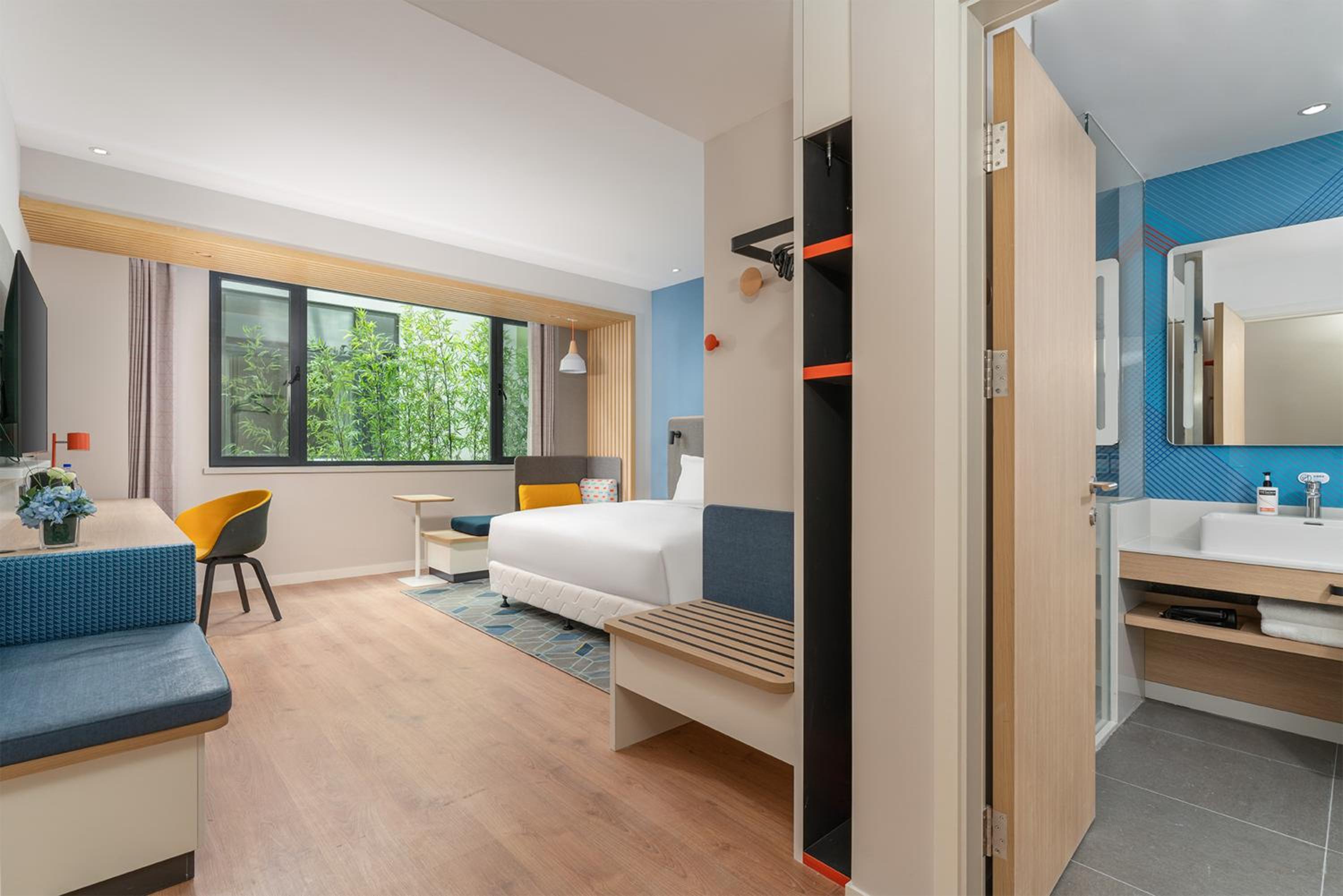 Standard King Room with Extra Floor Space photo 3