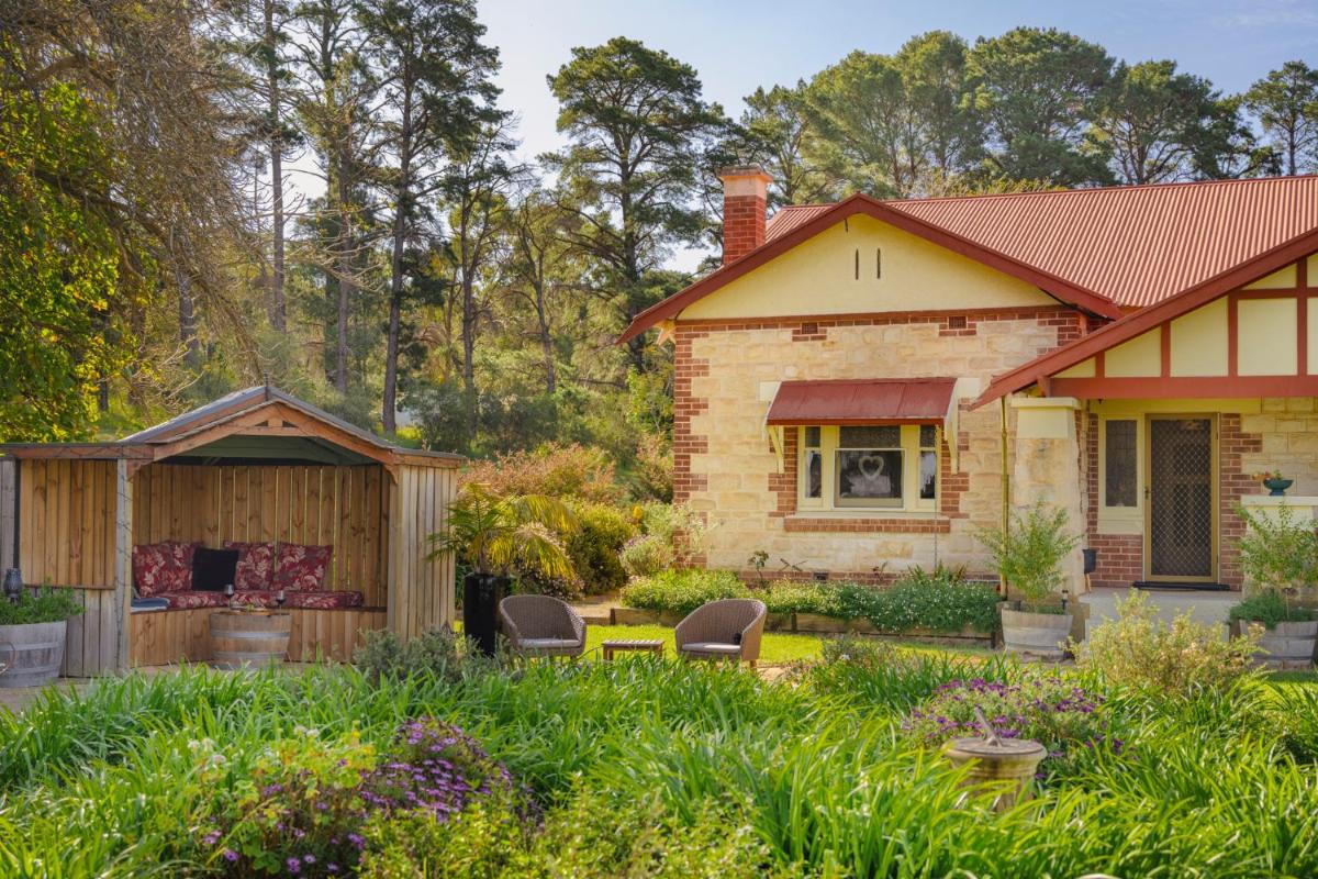 Deluxe Bungalow with Garden View photo 3