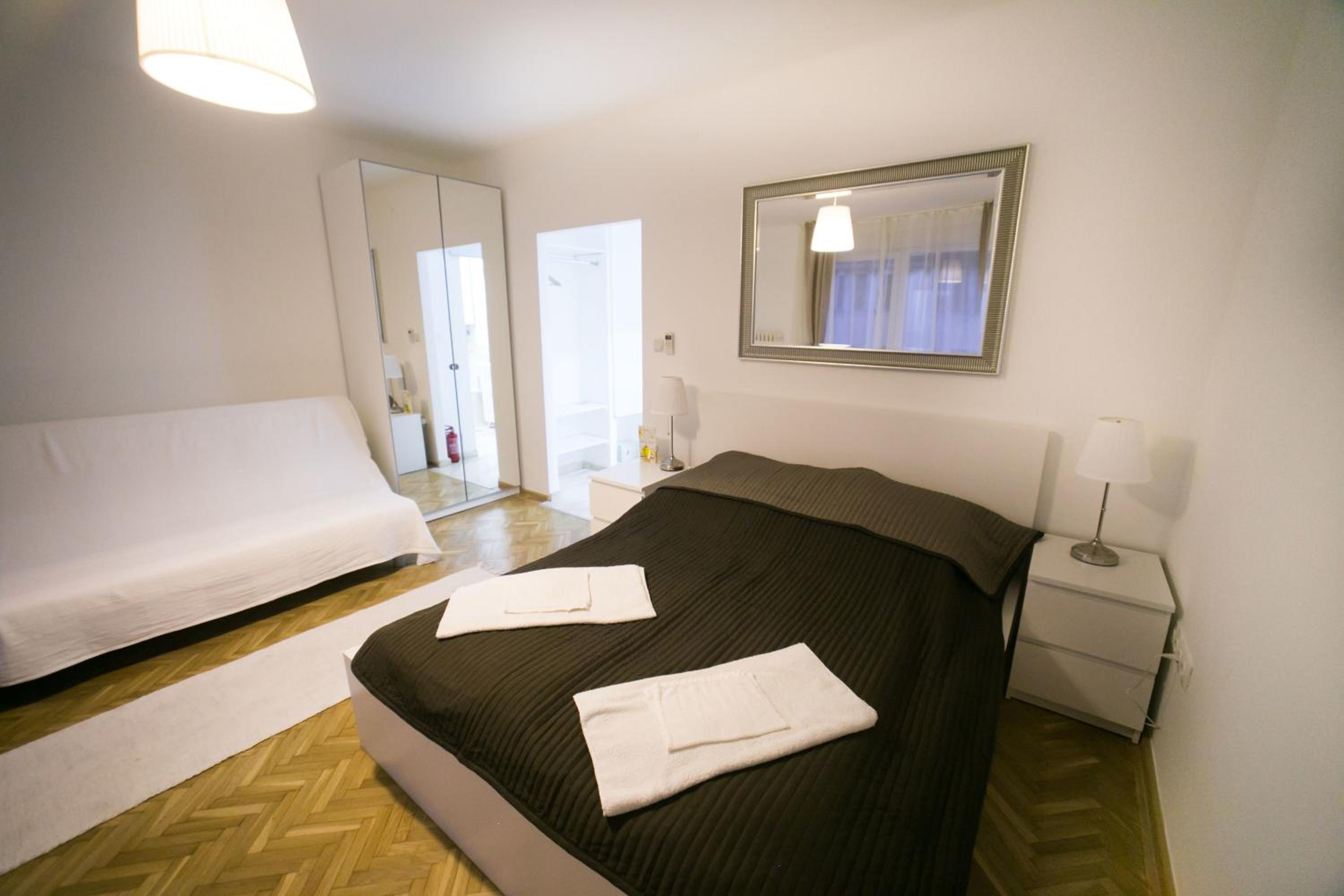Apartment with Terrace - Photo 8