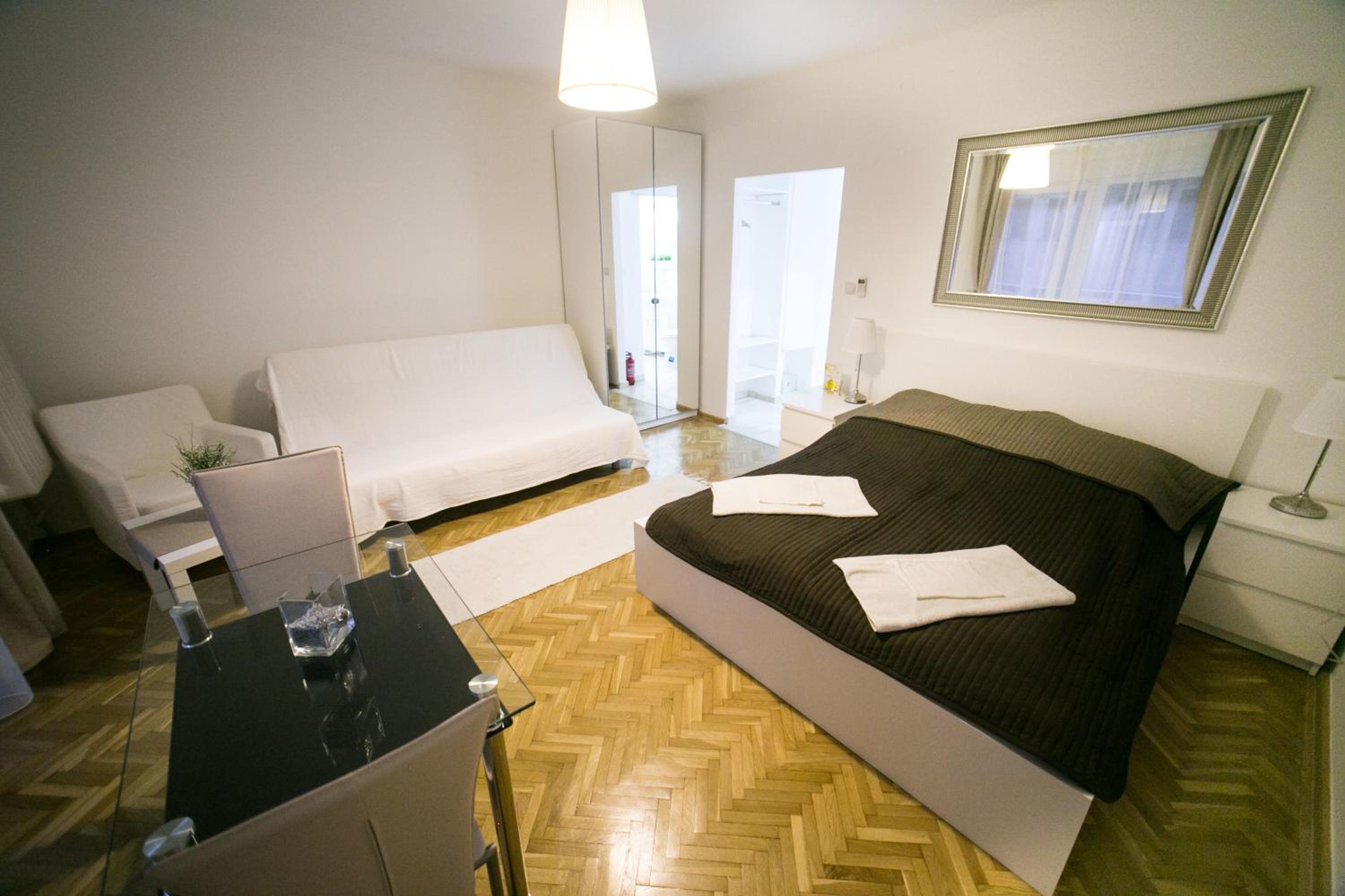 Apartment with Terrace - Photo 11