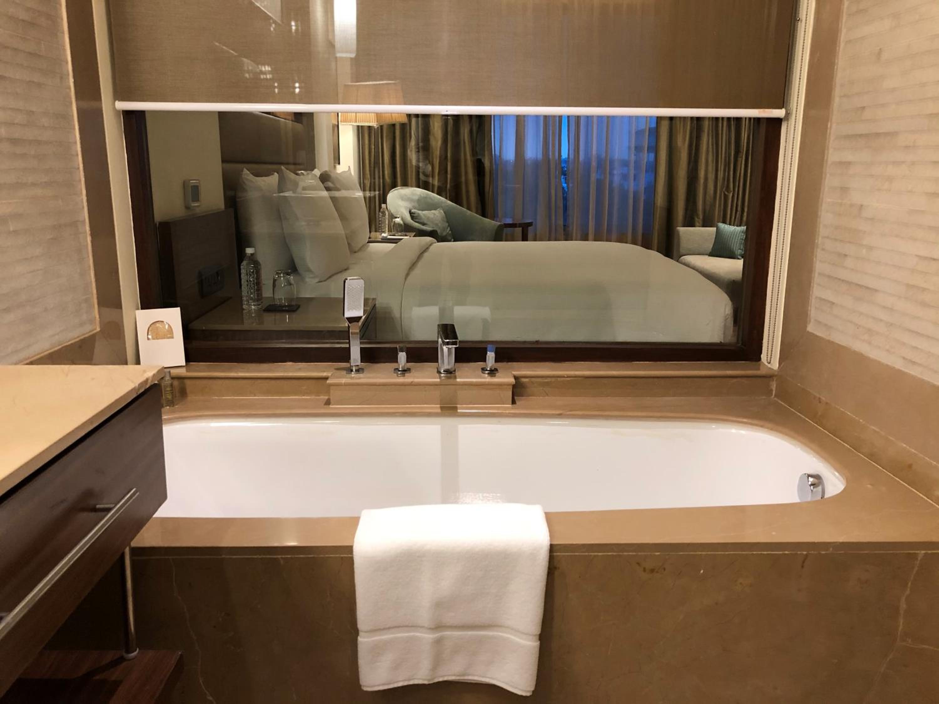 One-Bedroom King Suite with Pool View - Photo 3