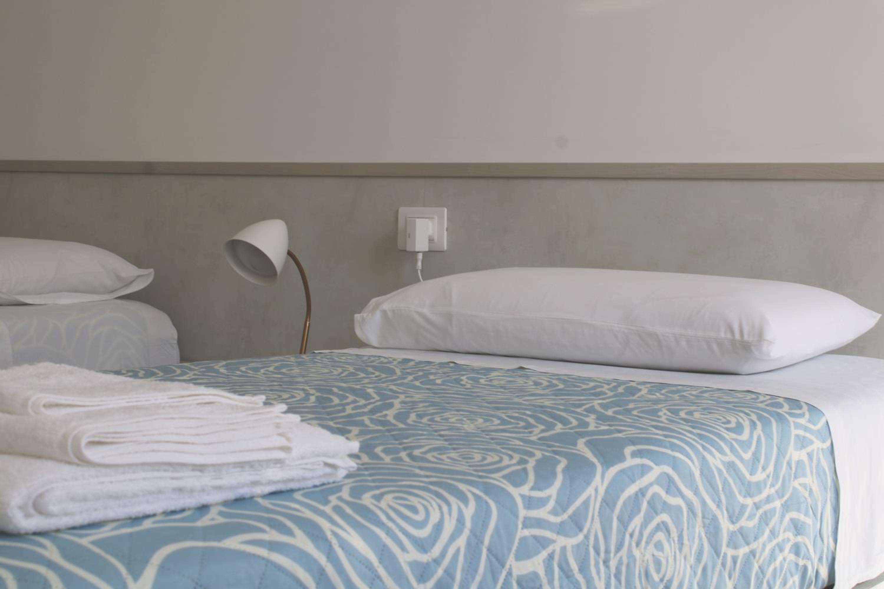 Twin Room with Private Bathroom photo 1