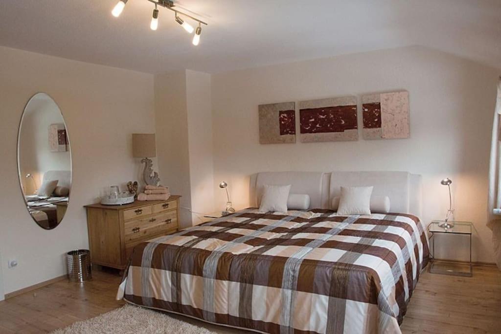 Five-Bedroom House photo 1