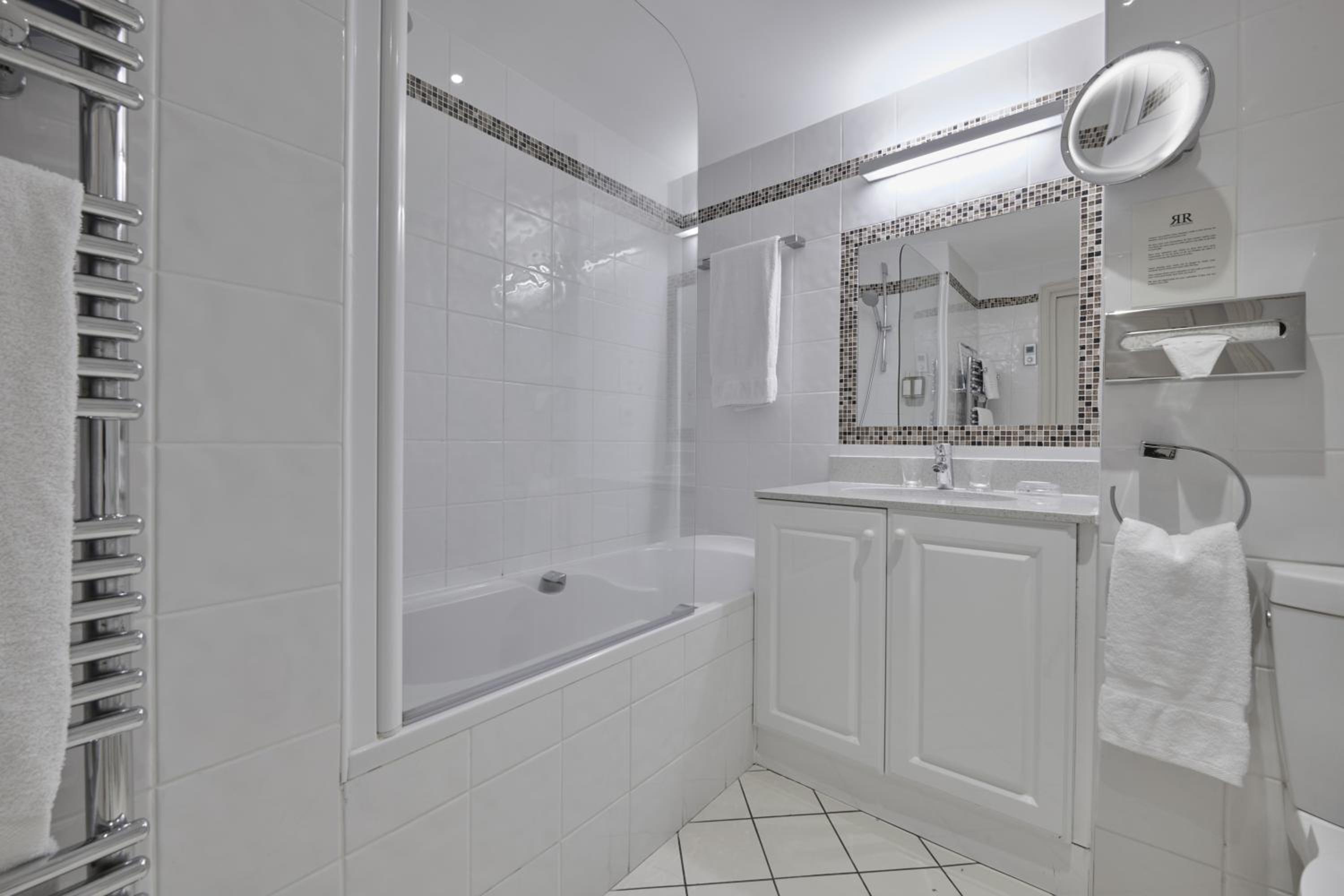 Two-Bedroom Apartment - Photo 2