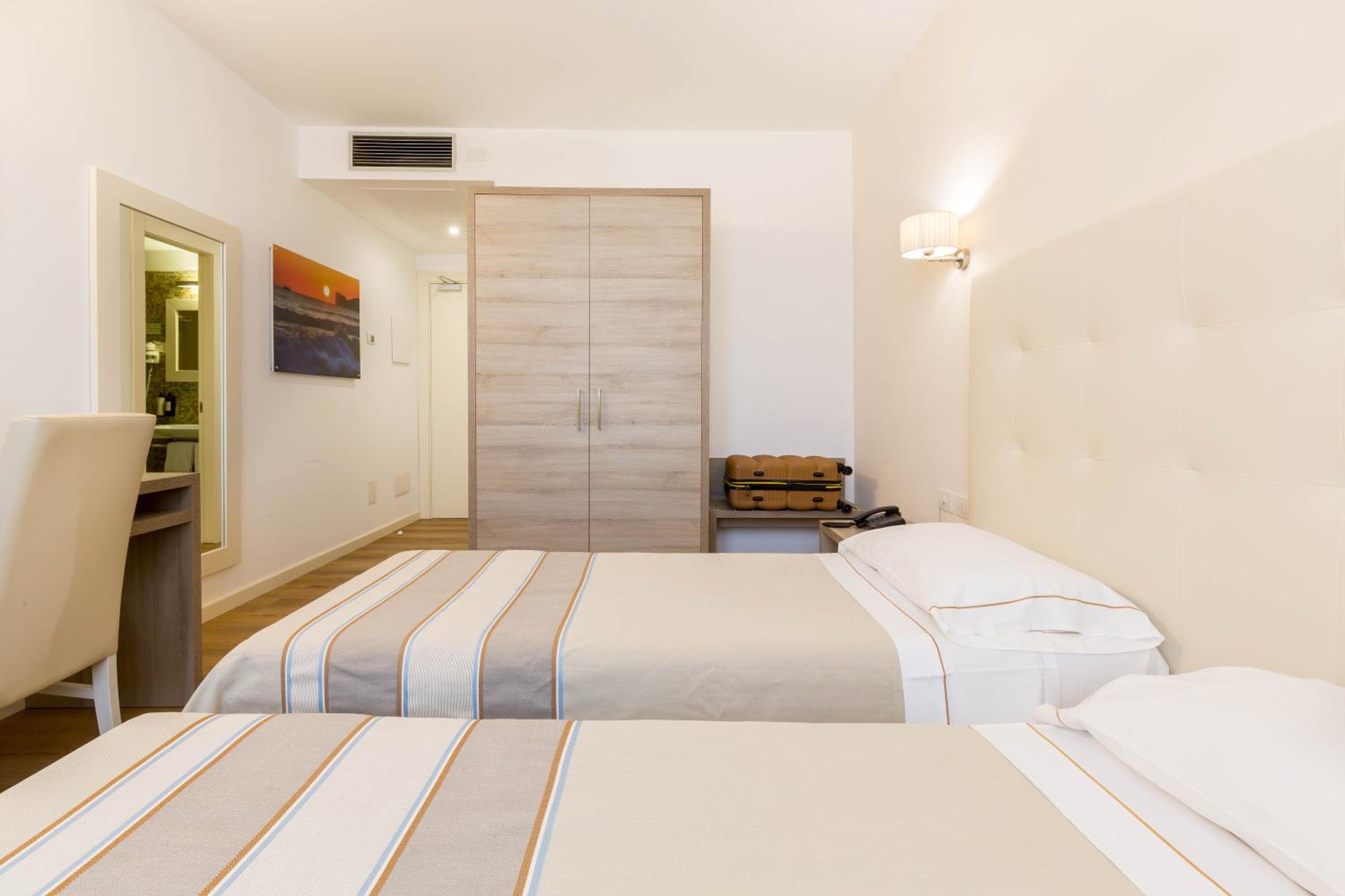 Double or Twin Room - Photo 6
