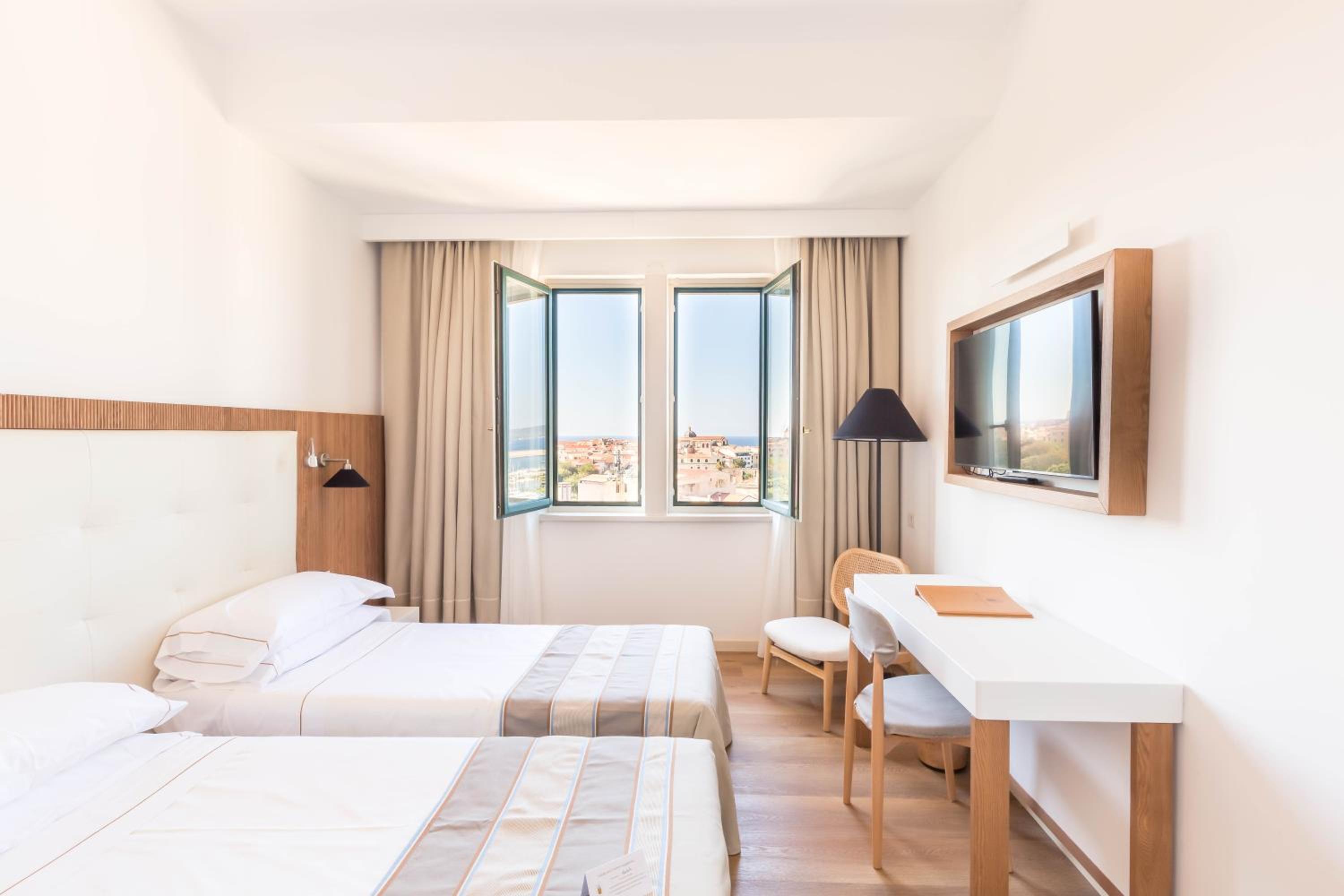 Superior Double or Twin Room with Sea View - Photo 1