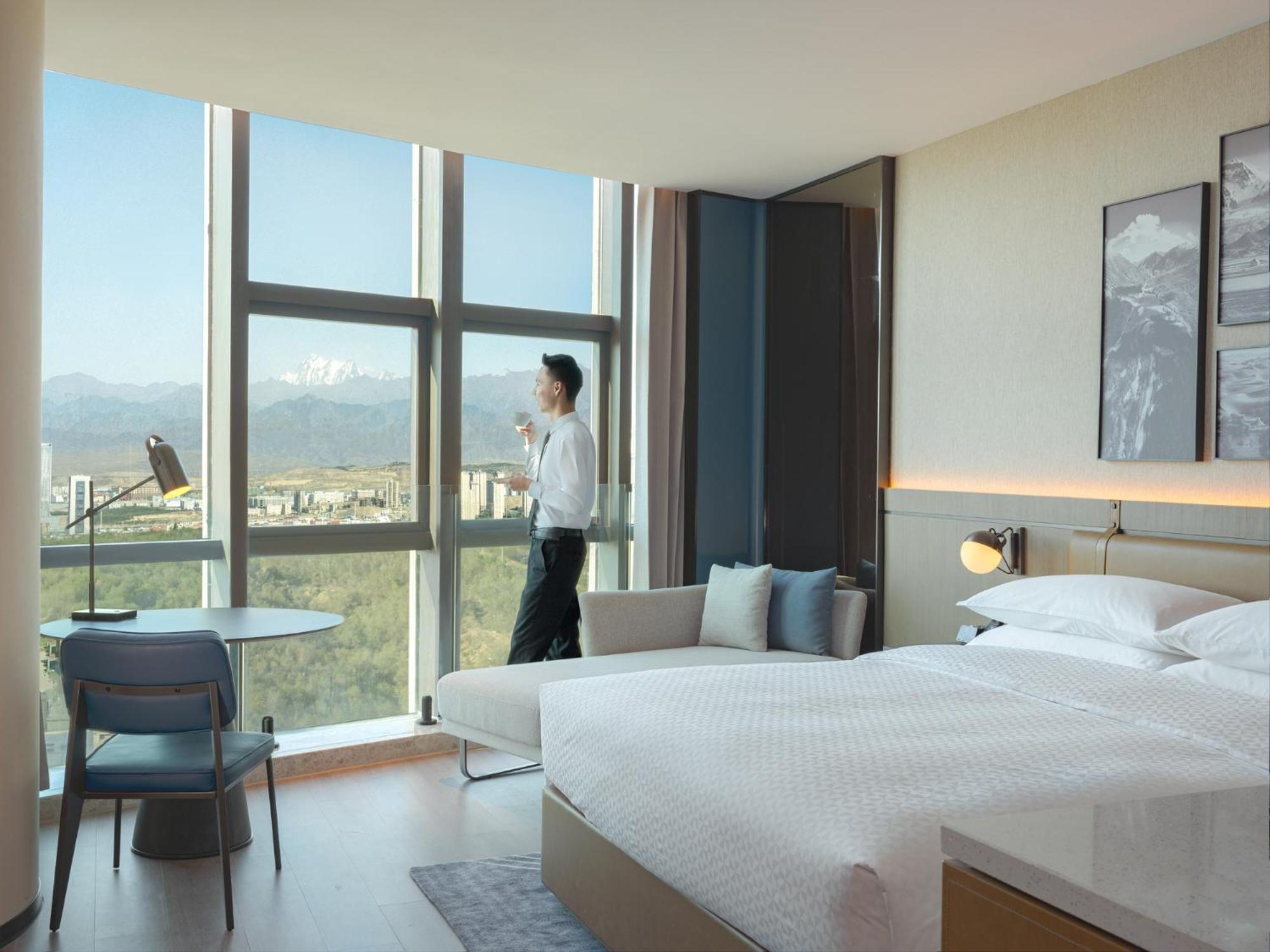 Superior King Room with City View photo 2